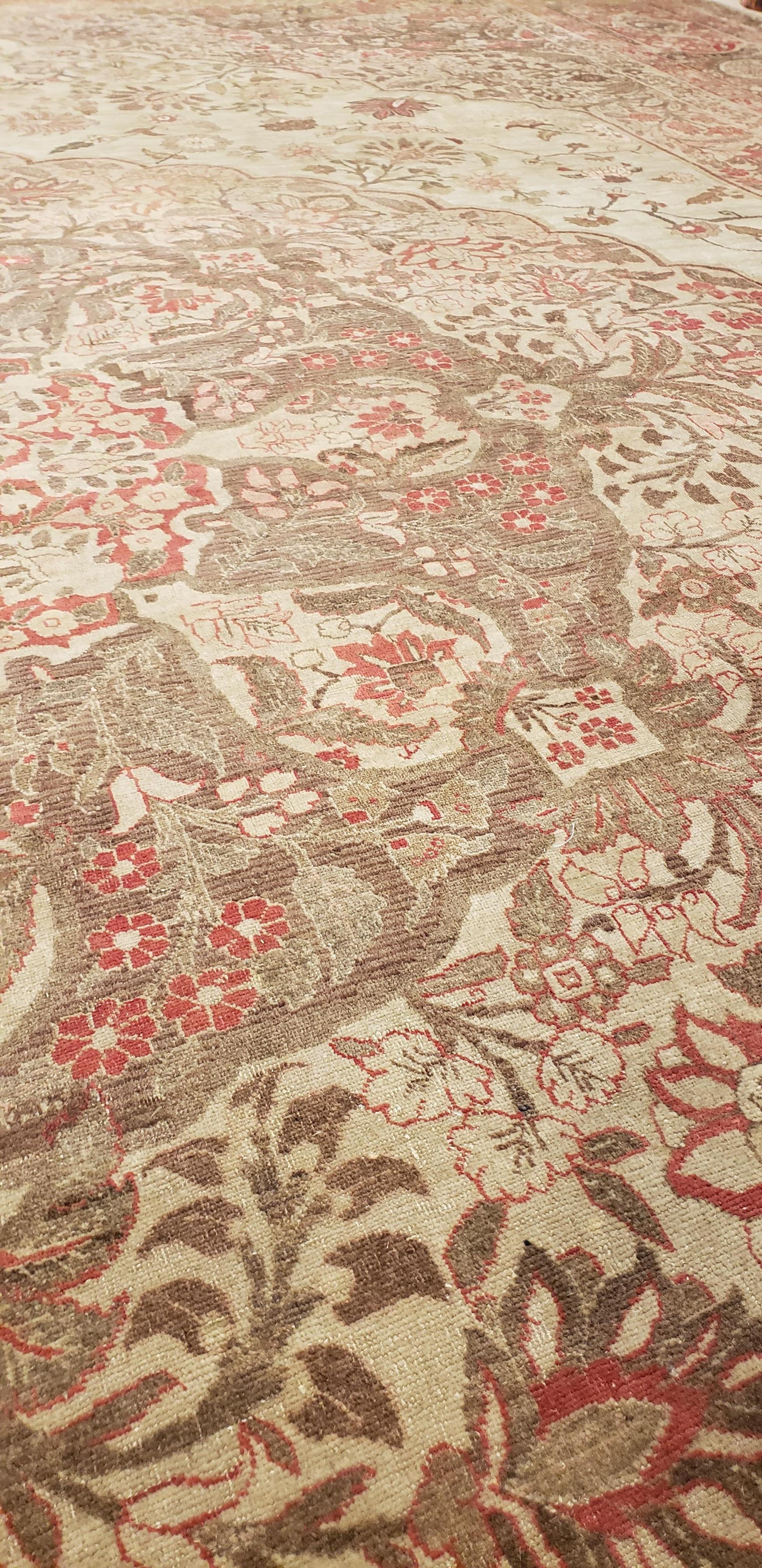 Noué à la main Tapis persan ancien de Tabriz, tapis Hadji Jalili, tons terreux, bleu clair, corail en vente