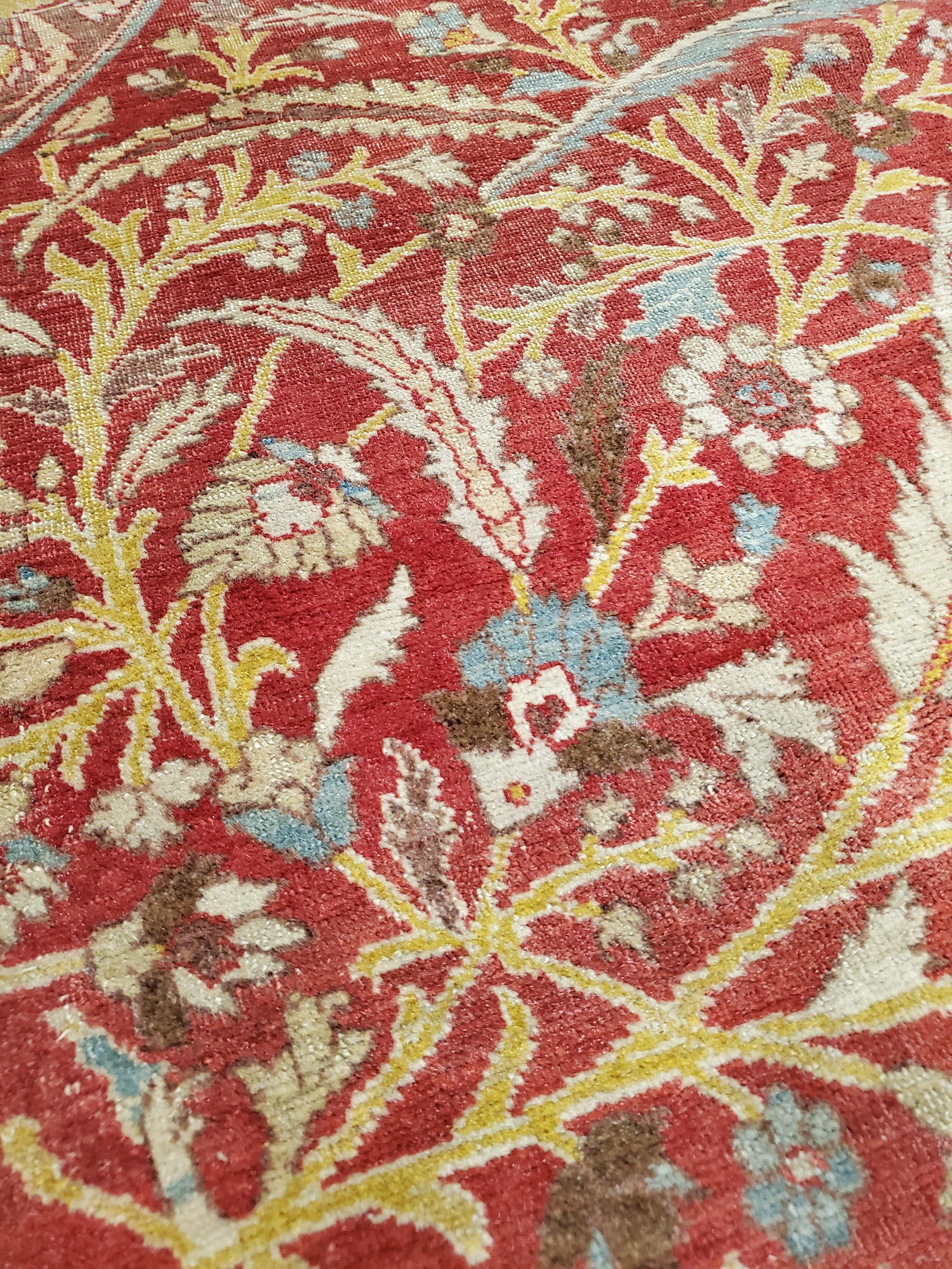 Noué à la main Tapis persan ancien de Tabriz, tapis fait à la main en or à fleurs, rouge et beige en vente