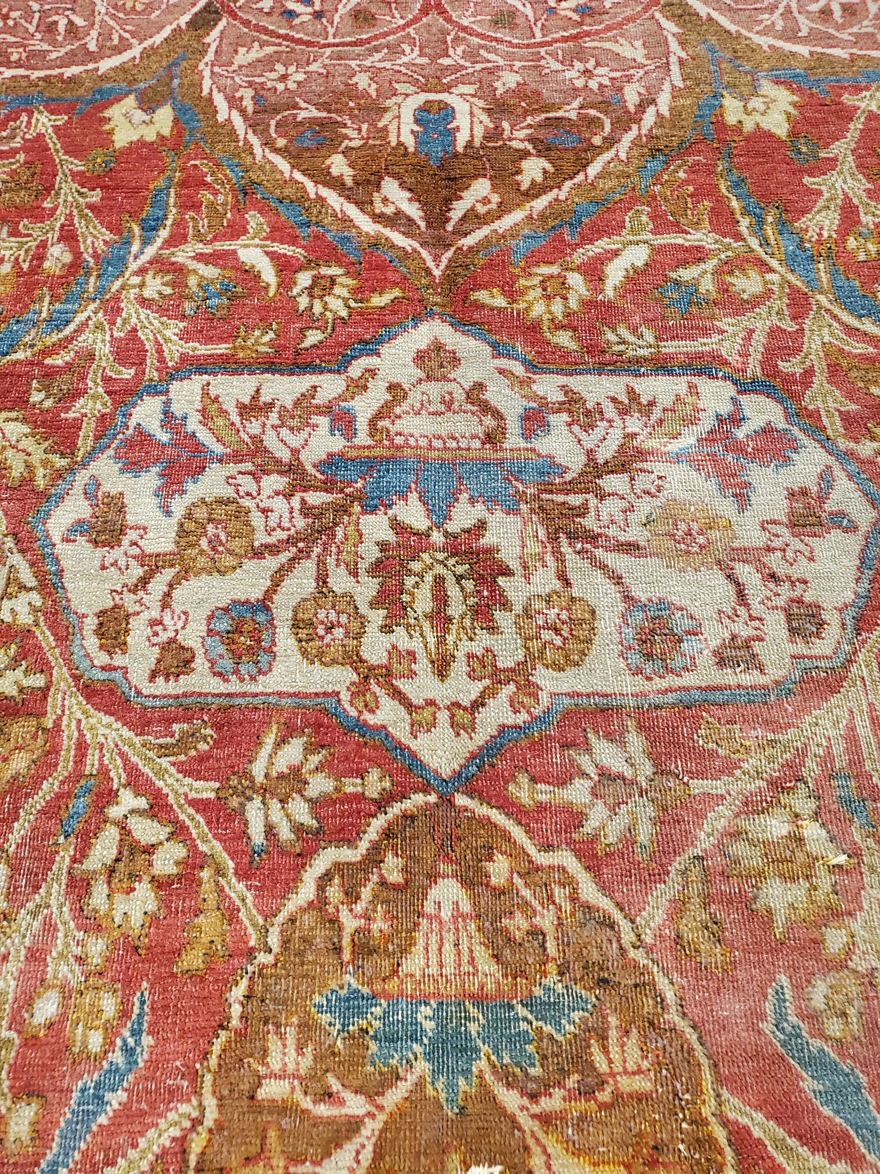 XIXe siècle Tapis persan ancien de Tabriz, tapis fait à la main en or à fleurs, rouge et beige en vente