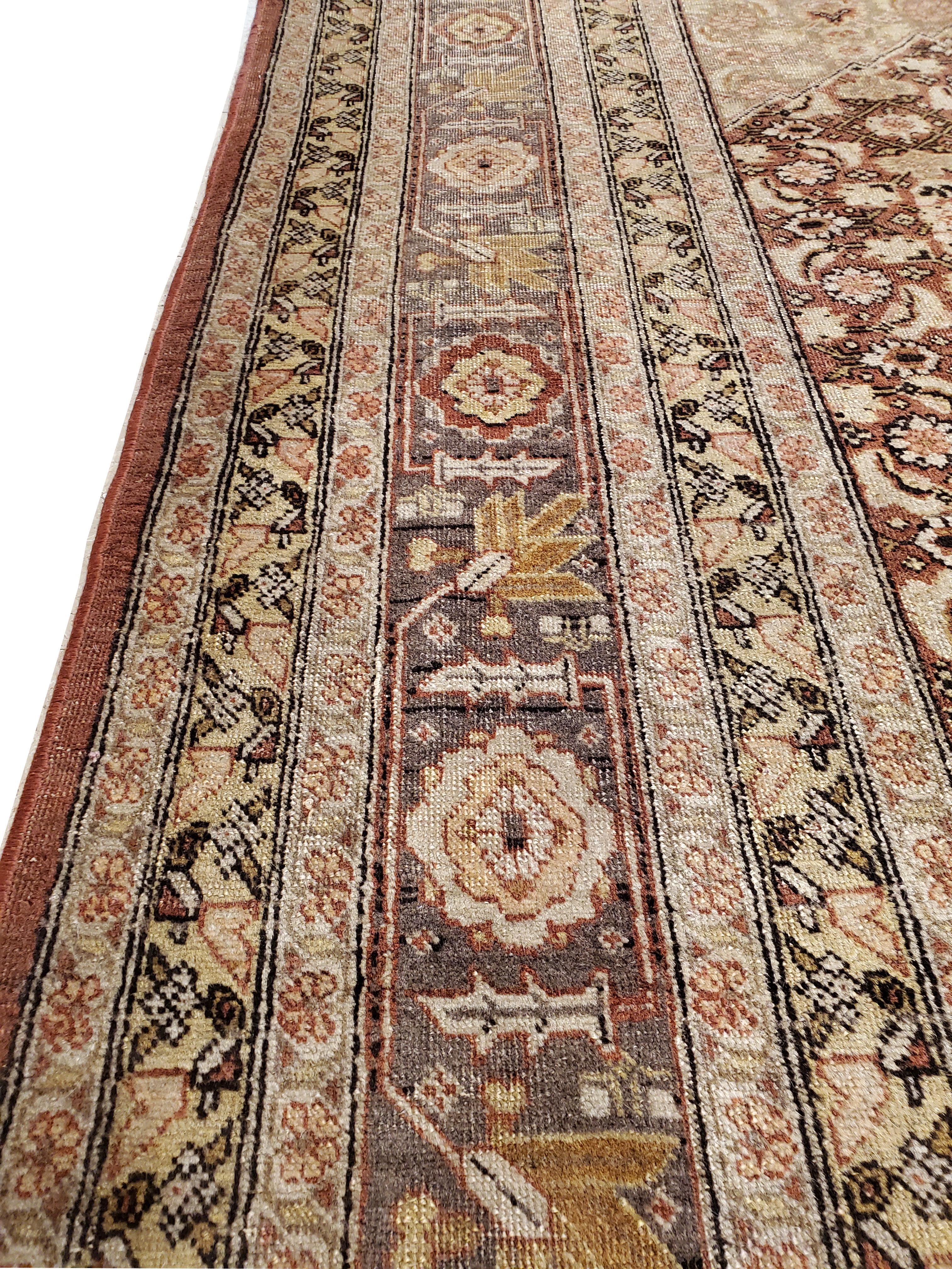 Noué à la main Tapis ancien de Tabriz, tapis persan fait main en or, brown et taupe masculins en vente