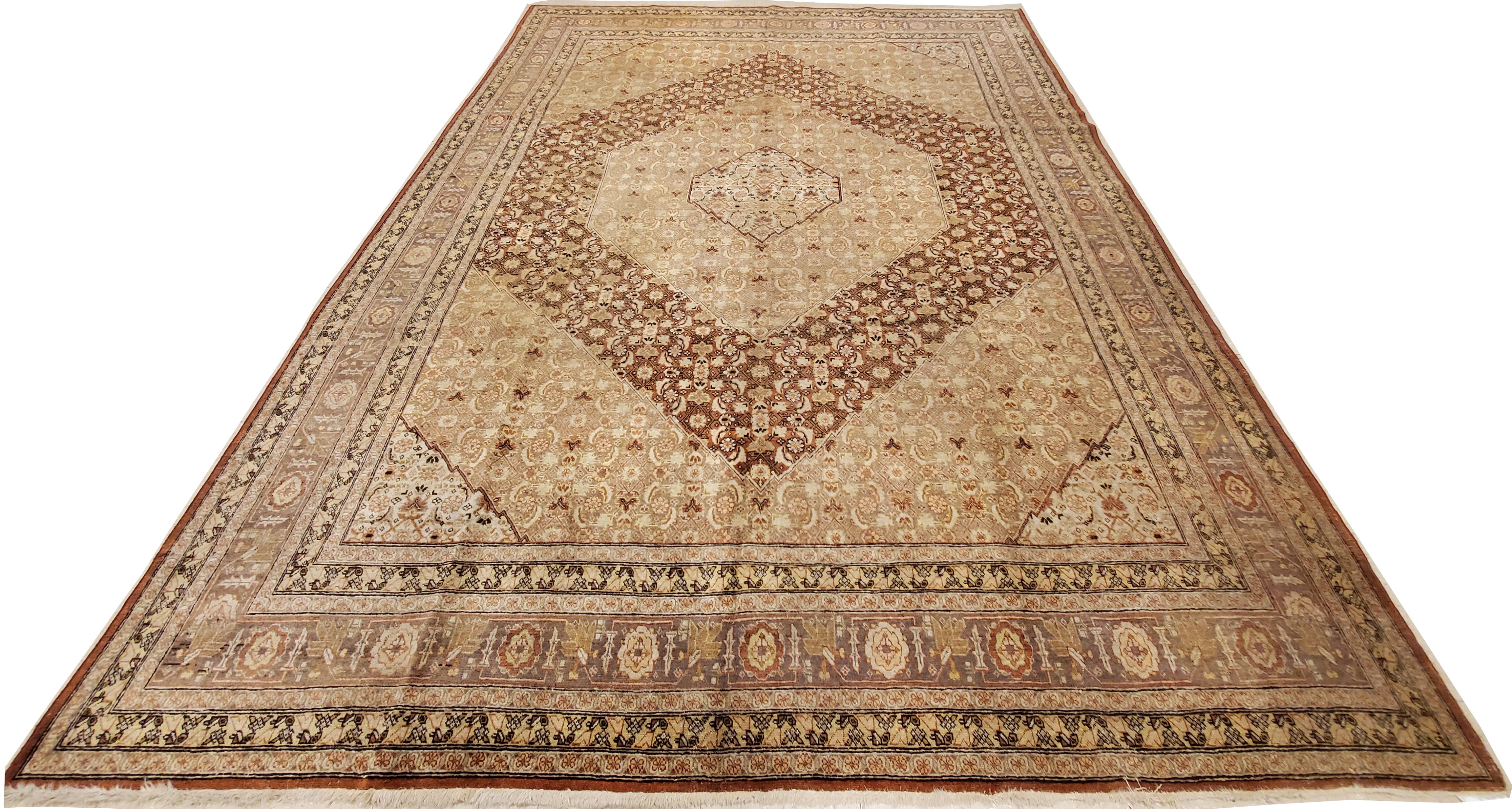 Laine Tapis ancien de Tabriz, tapis persan fait main en or, brown et taupe masculins en vente