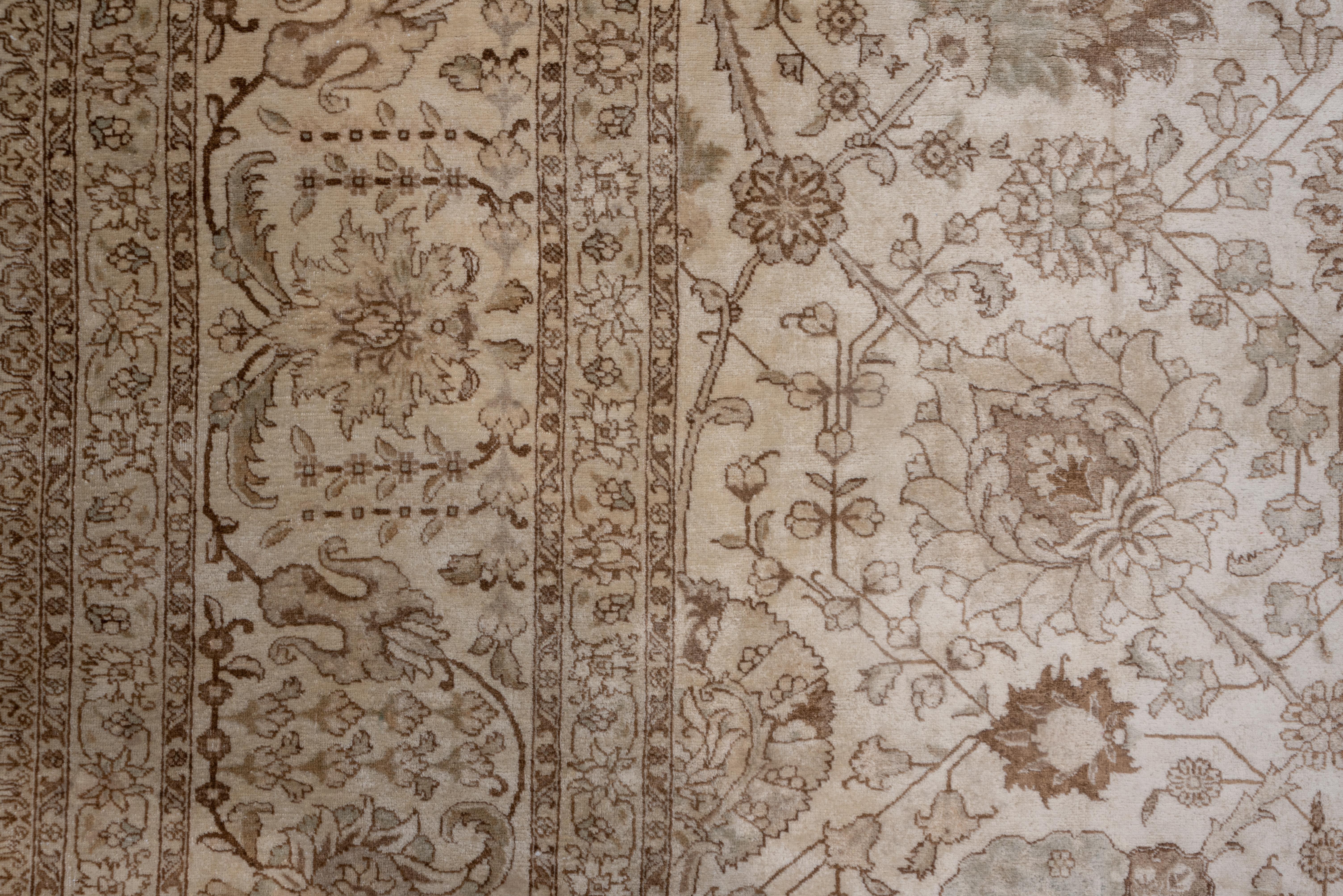 Antique Tabriz Carpet, Ivory Field In Good Condition For Sale In New York, NY