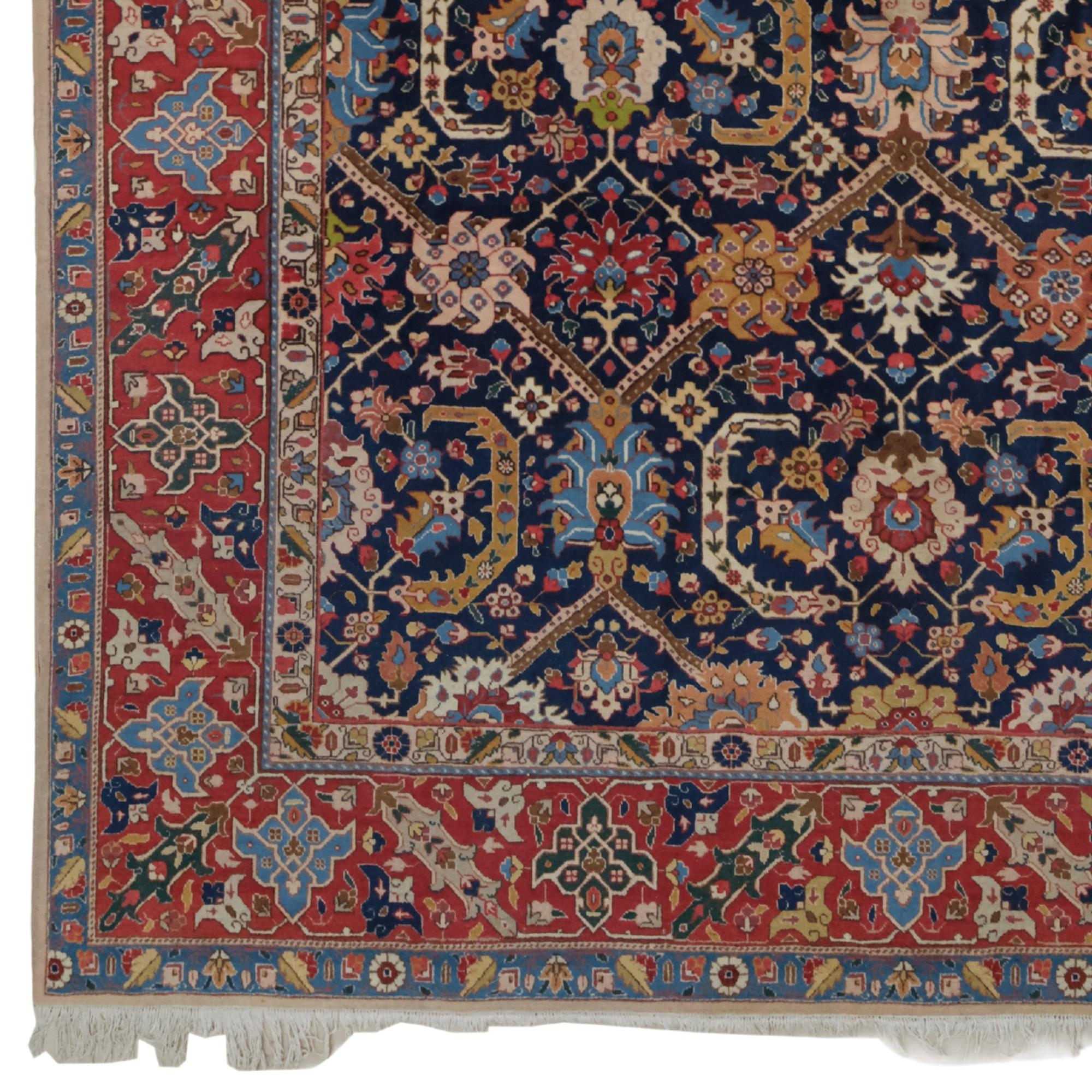 Ce tapis antique de Tabriz, datant de la fin du XIXe siècle, est une œuvre d'art de l'une des périodes les plus glorieuses du tissage de tapis persans. Les tons traditionnels rouge, bleu et beige rencontrent les motifs délicats du tapis, créant un