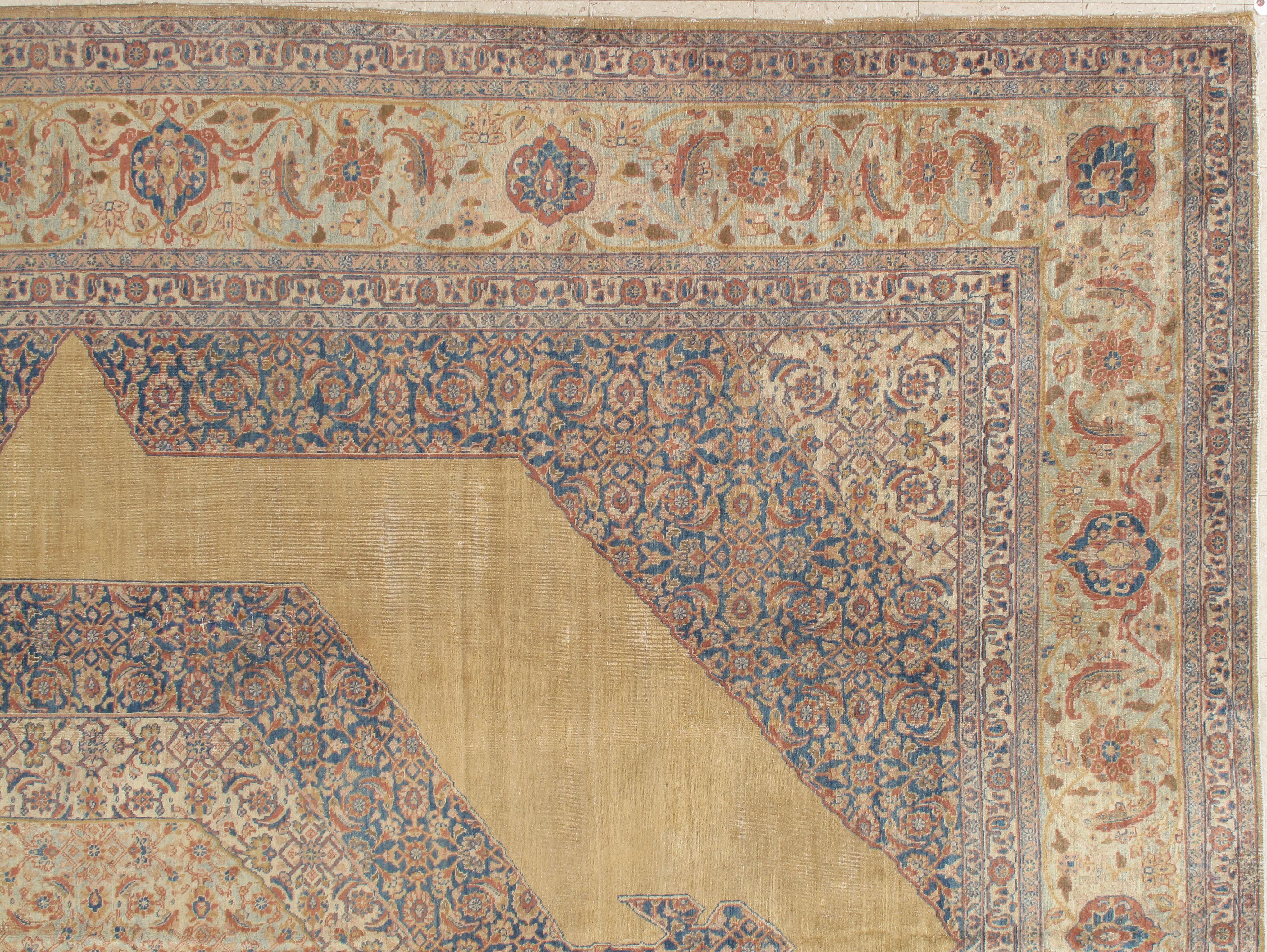 Tissé à la main Tapis persan ancien de Tabriz, tons terreux, ivoire, couleurs douces en vente