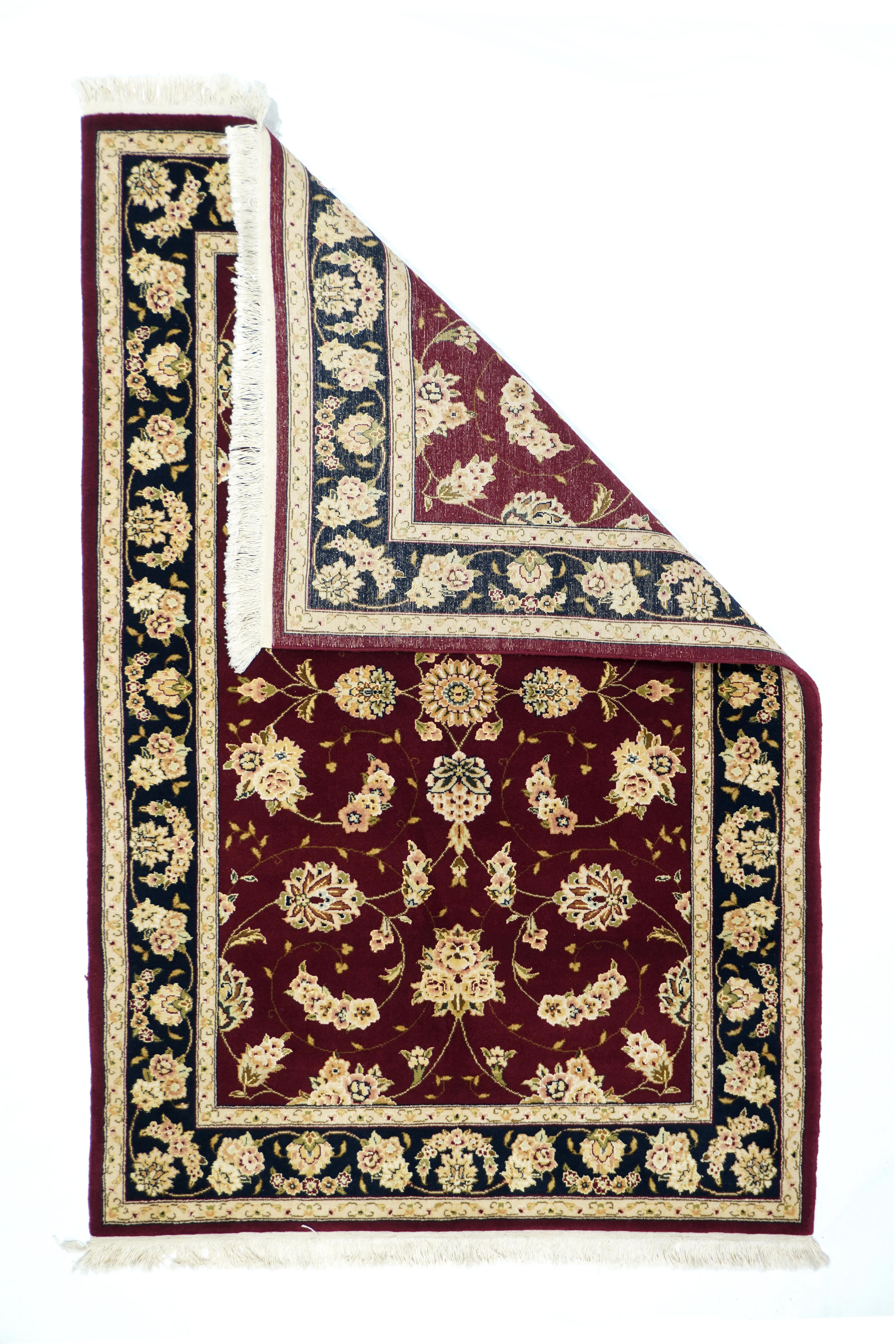 Alfombra antigua de diseño Tabriz 3'9'' x 5'9''. El campo rojo, particularmente profundo y saturado, muestra un motivo clásico de palmeta, roseta central, zarcillo enrollado y racimo de rosetas, dentro de bordes casi negros con más palmeta y racimos