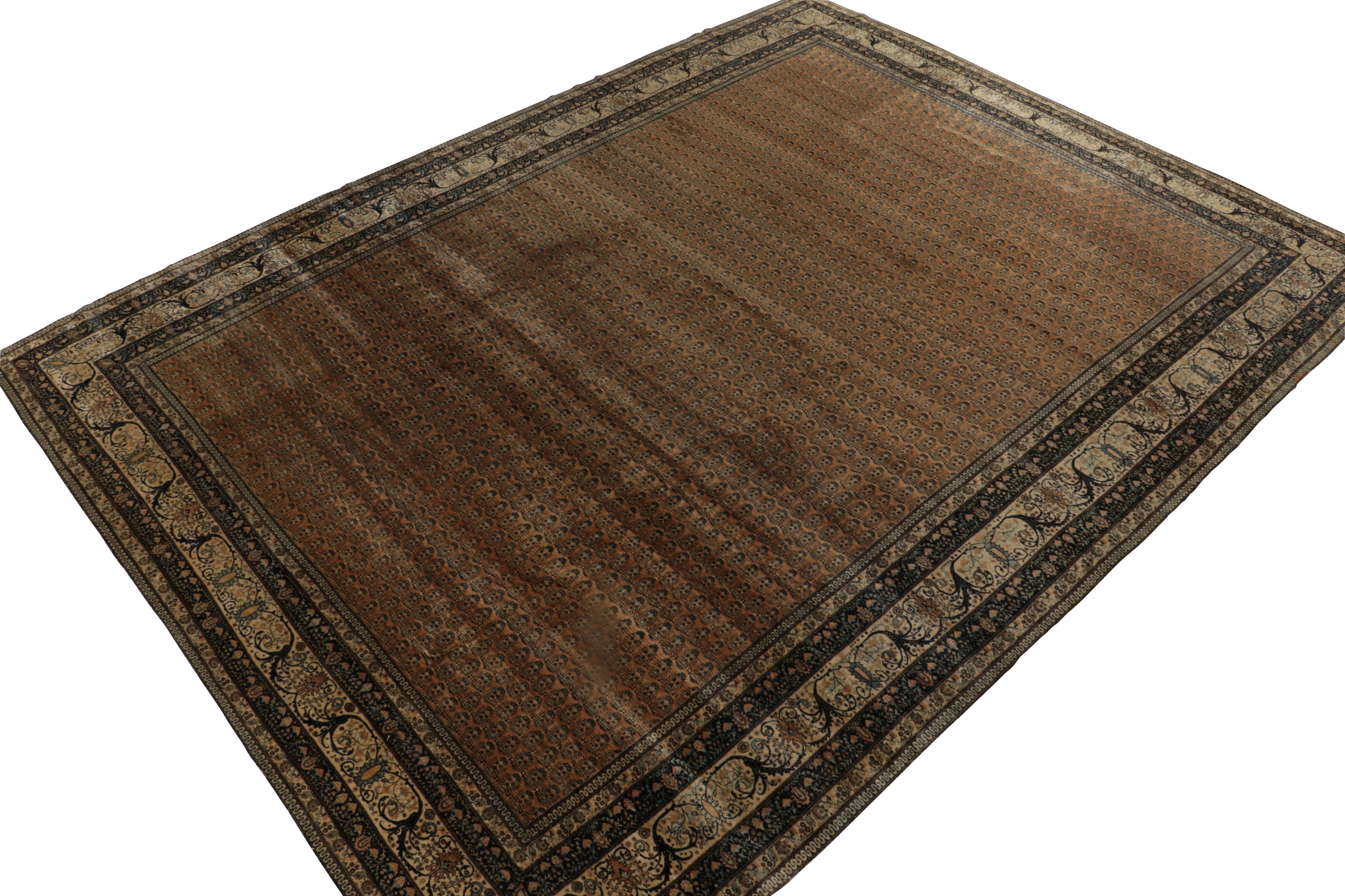 Handgeknüpft in Wolle um 1920-1930, ein 10x15 antiker Täbris Teppich, der zu den beliebtesten klassischen persischen Kurationen gehört. 

Der Teppich ist ein fein detailliertes Stück mit Wiederholungen, die mit der Herkunft dieses Musters