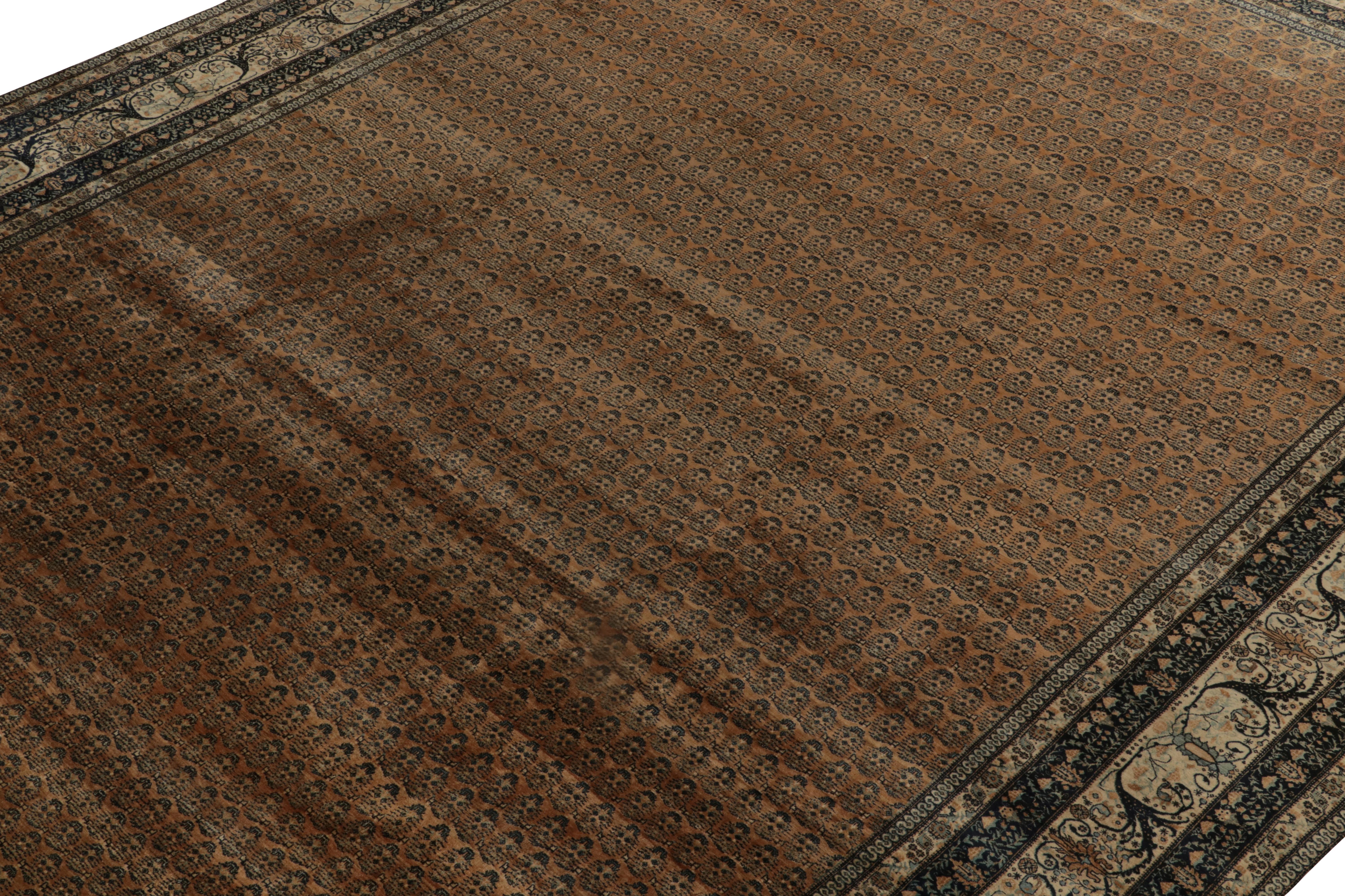 Antiker antiker Täbris-Teppich mit geblümter Bordüre in Beige-Braun, Schwarz & Blau von Teppich & Kelim (Persisch) im Angebot