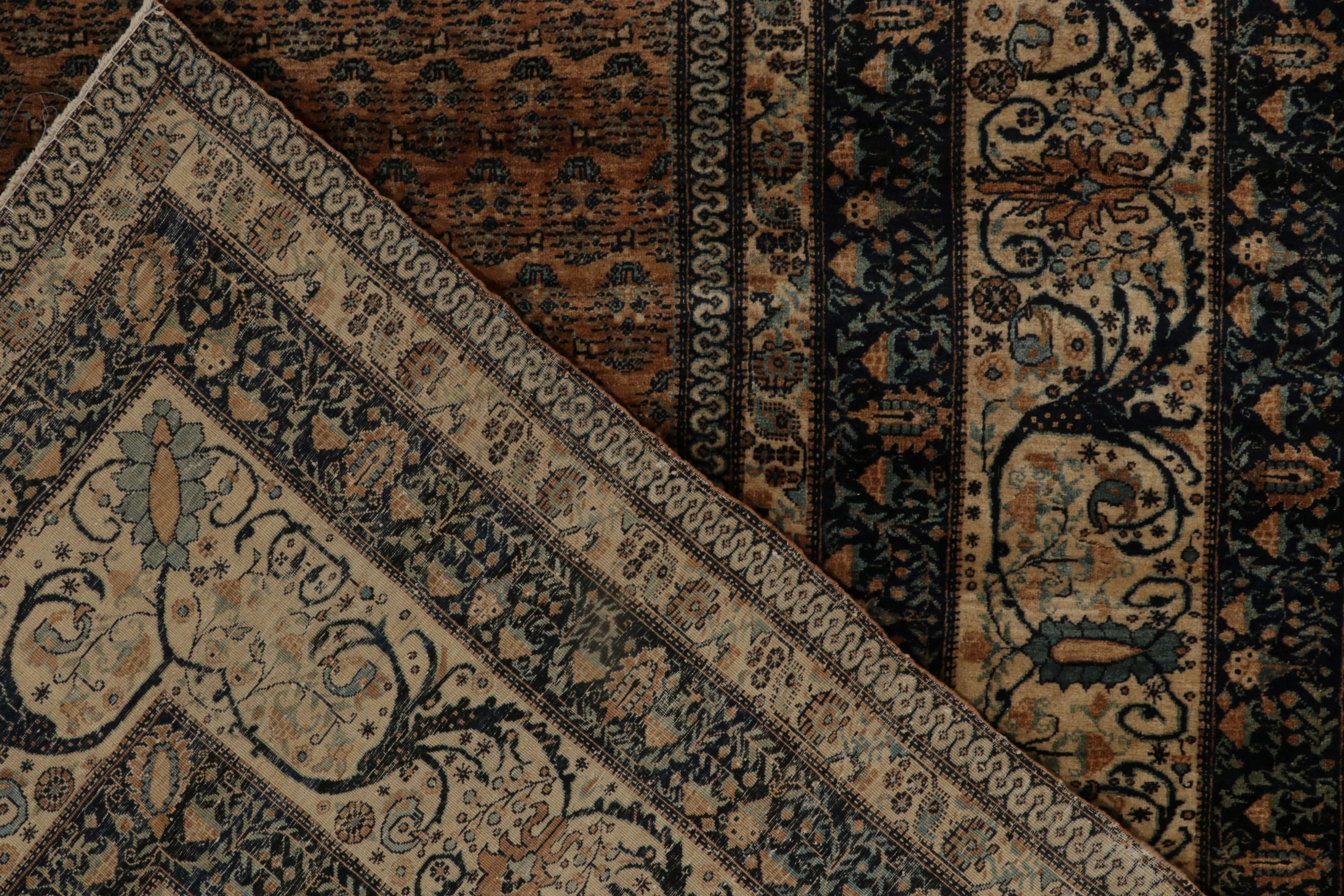 Antiker antiker Täbris-Teppich mit geblümter Bordüre in Beige-Braun, Schwarz & Blau von Teppich & Kelim (Frühes 20. Jahrhundert) im Angebot