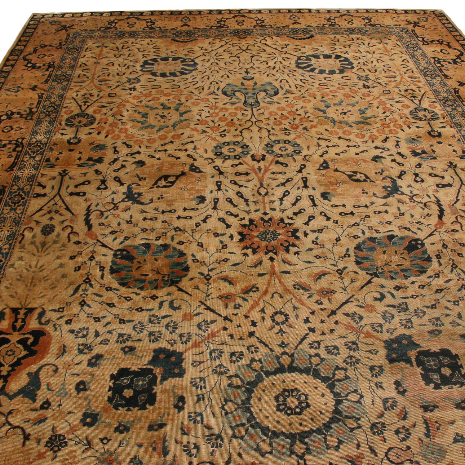 Annodato a mano in lana di alta qualità proveniente dall'India nel 1910, questo antico tappeto Tabriz abbraccia diversi elementi di design di transizione con una simmetria verticale non comune nel suo disegno del campo. Impreziosito da ornamenti