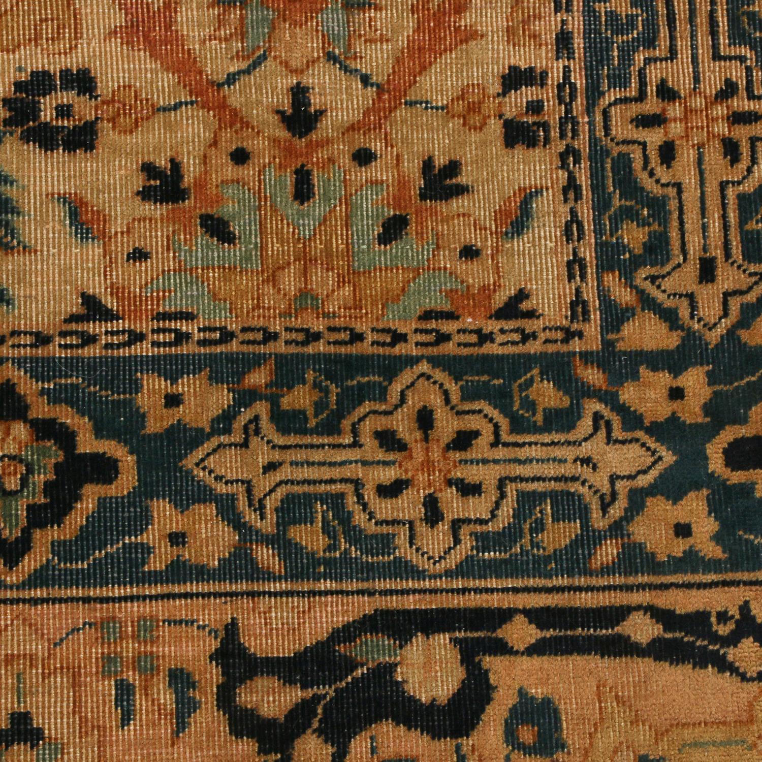 Antiker goldbrauner antiker Täbris-Wollteppich mit blauen Akzenten von Teppich & Kelim (Indisch) im Angebot