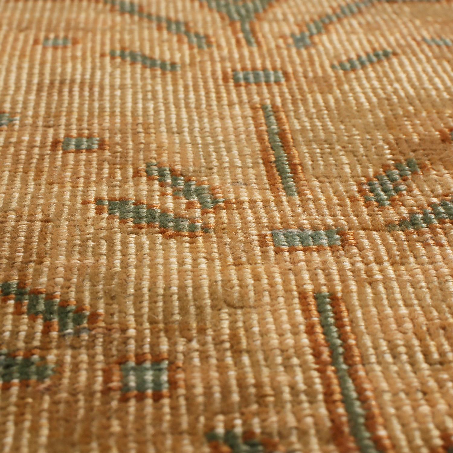 Antiker goldbrauner antiker Täbris-Wollteppich mit blauen Akzenten von Teppich & Kelim (Handgeknüpft) im Angebot