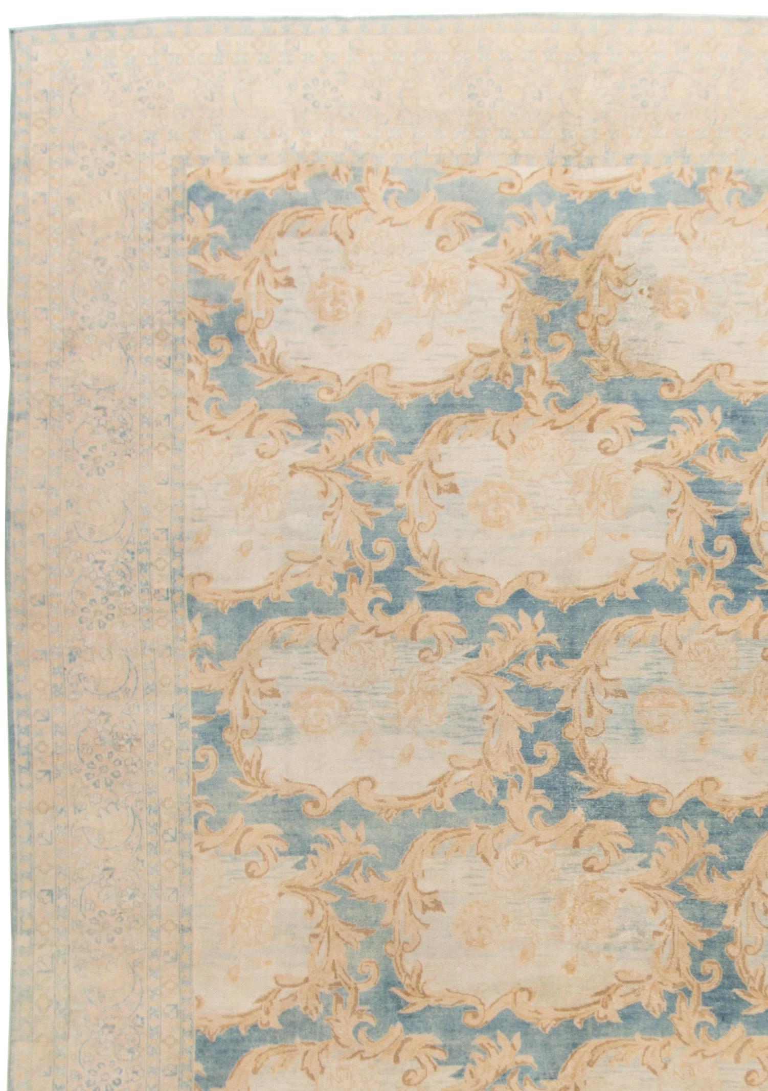 Perse Antiquities Circa 1900 Tabriz Gole-Farang Wool Hand Knotted Rug 9'5 X 16'. en vente