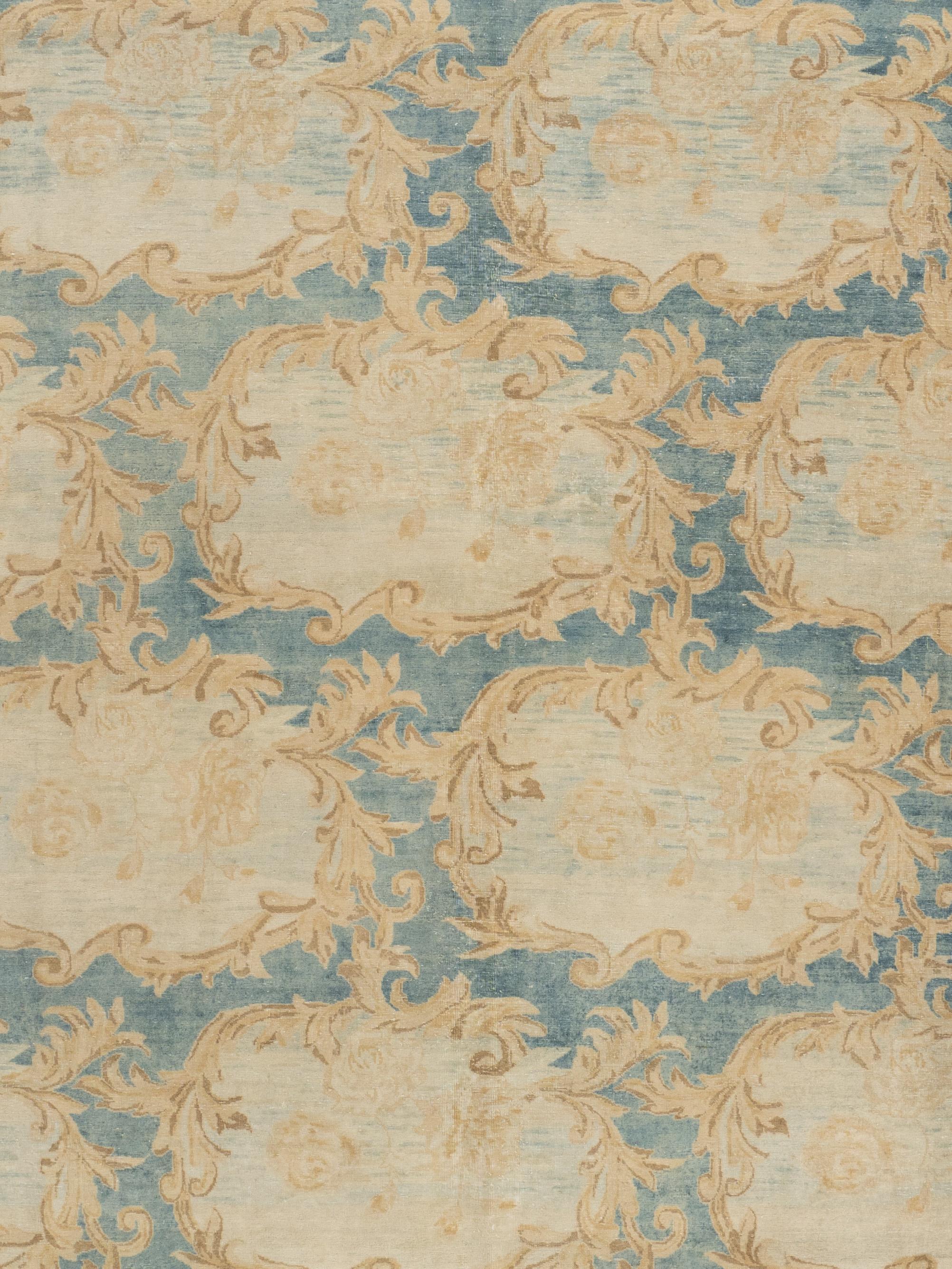 Noué à la main Antiquities Circa 1900 Tabriz Gole-Farang Wool Hand Knotted Rug 9'5 X 16'. en vente