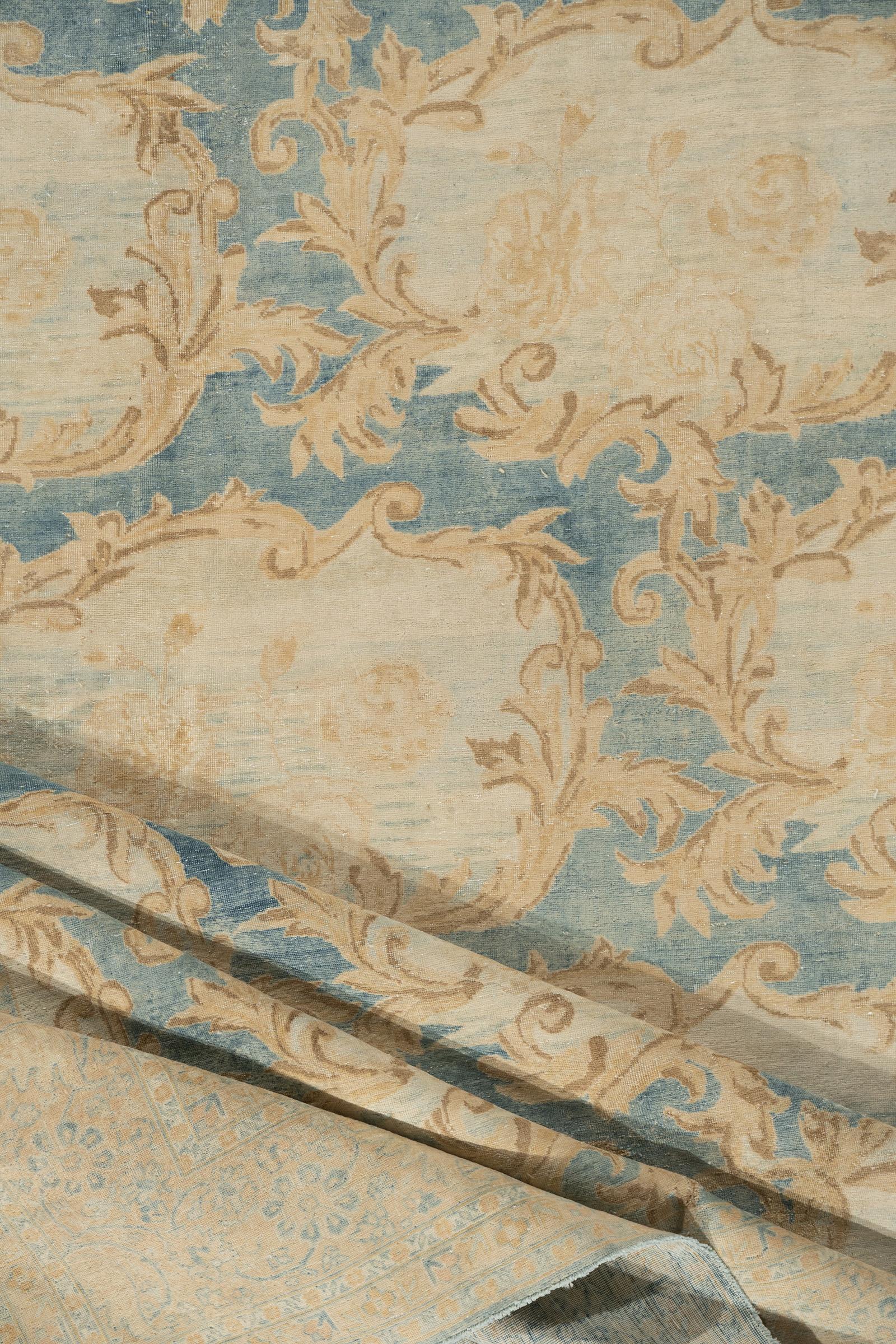 Laine Antiquities Circa 1900 Tabriz Gole-Farang Wool Hand Knotted Rug 9'5 X 16'. en vente