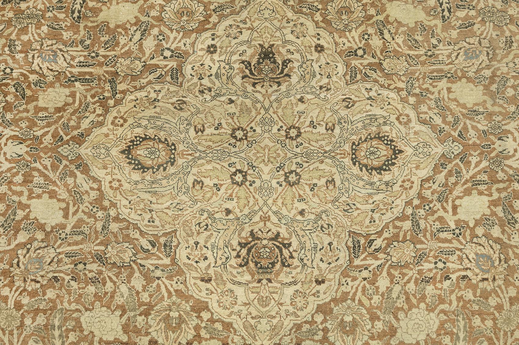 XIX secolo Tappeto antico Tabriz Haj Jalili, annodato a mano, 13,1 × 9,2 piedi - Beige e sabbia in vendita