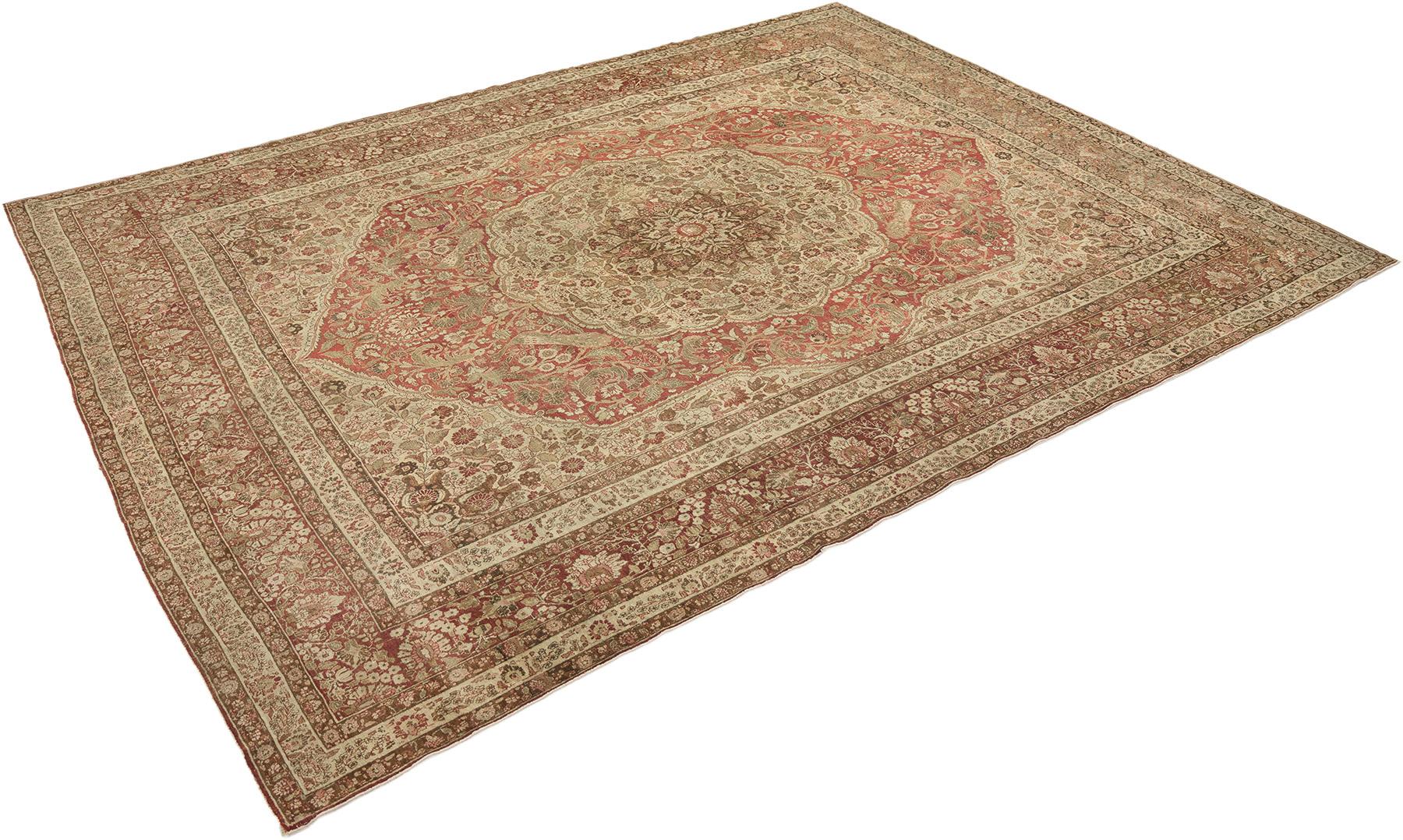 Handgeknüpfter Haj Jalili-Teppich aus Täbris, gewebt im Iran um 1900.

Dieses elegante antike persische Tabriz Haj Jalili zeichnet sich durch ein raffiniertes Medaillonmuster aus, das auf einem zartrosa und beigen Feld zentriert ist und mit