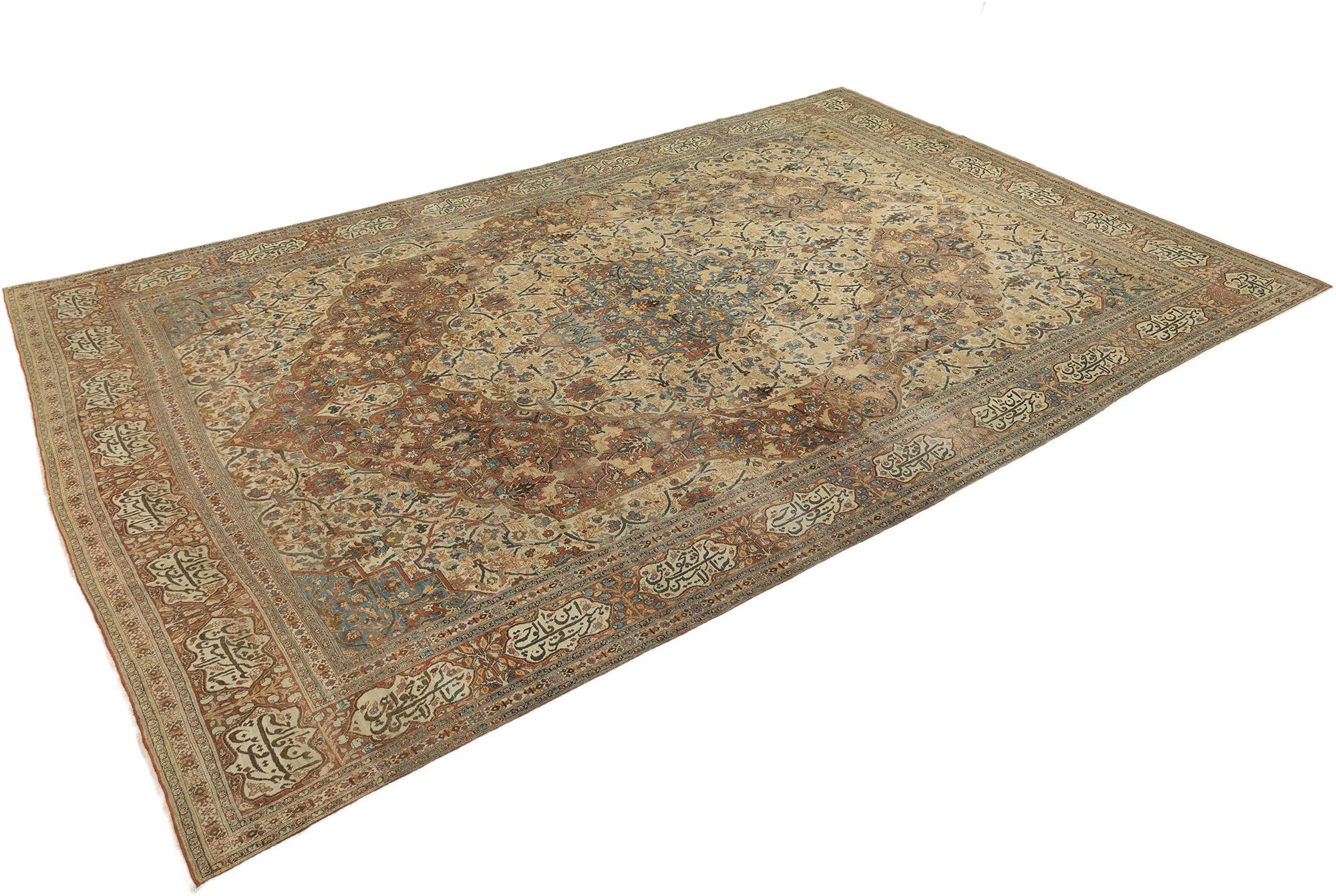Handgeknüpfter Haj Jalili-Teppich aus Täbris, gewebt im Iran um 1900.

Dieses außergewöhnliche antike persische Tabriz Haj Jalili zeichnet sich durch ein fein detailliertes Medaillonmuster auf einem zartbeigen Feld aus, das von einer rosafarbenen