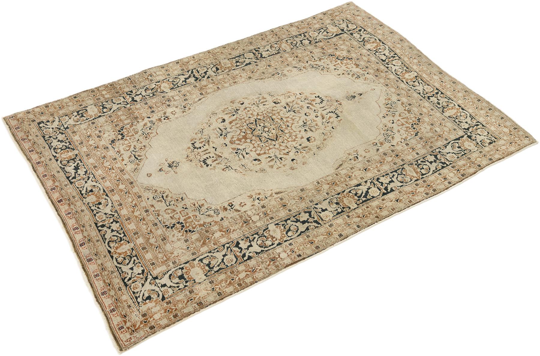 Antiker Tabriz Haj Jalili Teppich, handgeknüpft, 5.9 × 4.1 ft - Beige & Navy (Persisch) im Angebot