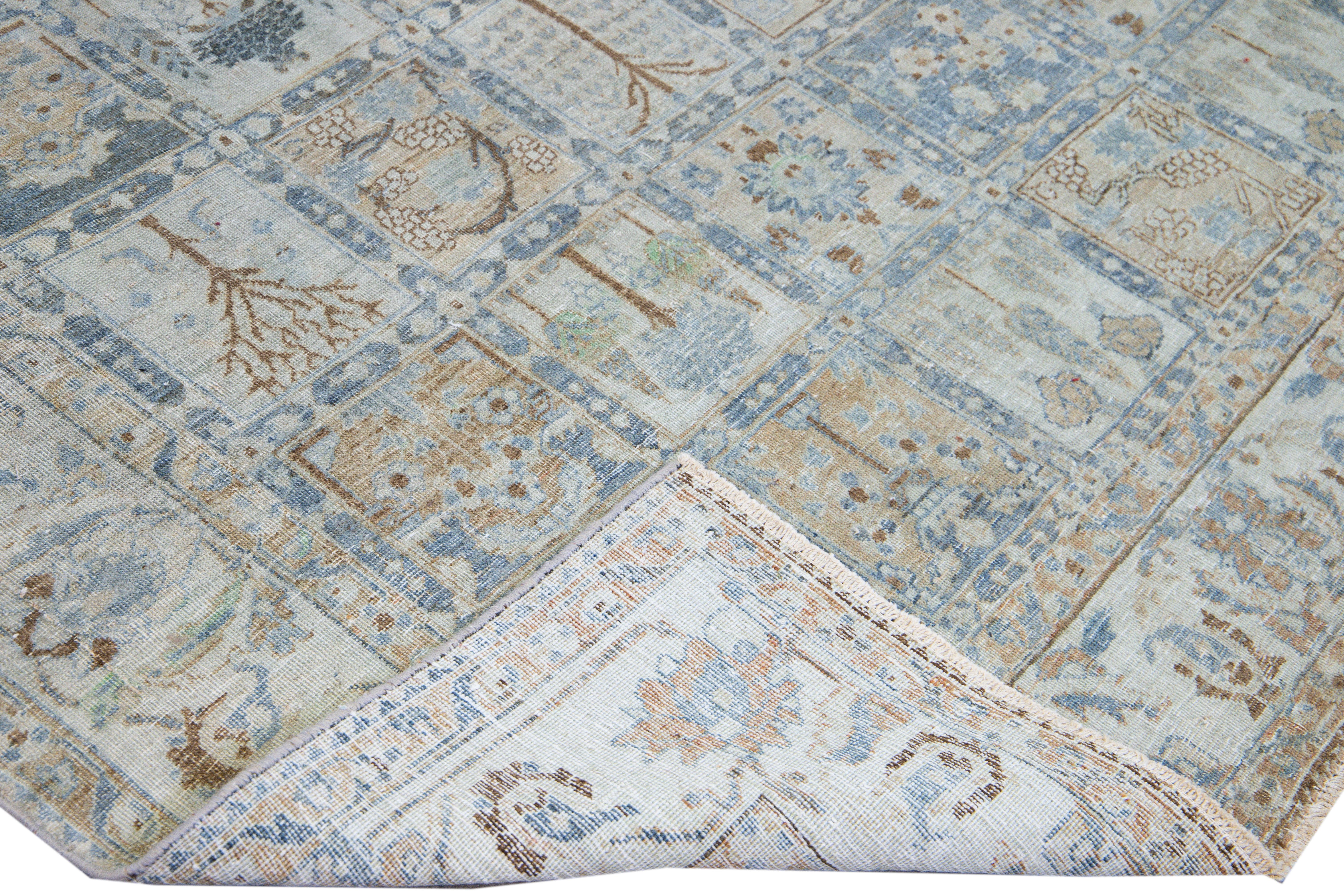Wunderschöner antiker Tabriz-Teppich aus handgeknüpfter Wolle mit einem blauen Feld. Dieser Perserteppich hat mehrfarbige Akzente in einem prächtigen geometrischen Blumenmuster, das sich über den ganzen Teppich erstreckt.

Dieser Teppich misst: