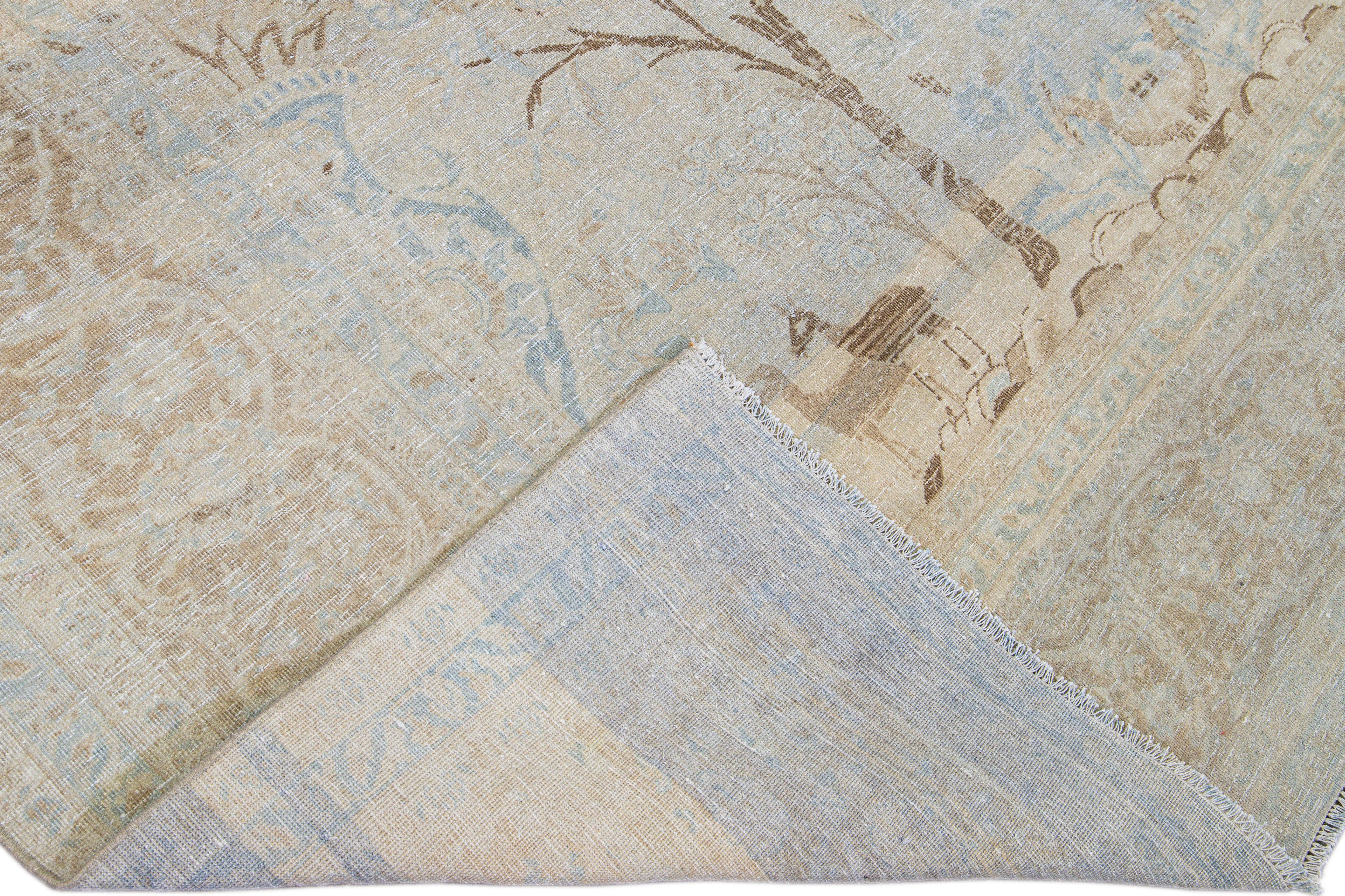 Magnifique tapis antique Tabriz en laine nouée à la main avec un champ gris. Cette pièce persane a un cadre rouillé et des accents multicolores qui présentent un motif botanique sur toute la surface.

Ce tapis mesure : 9'4