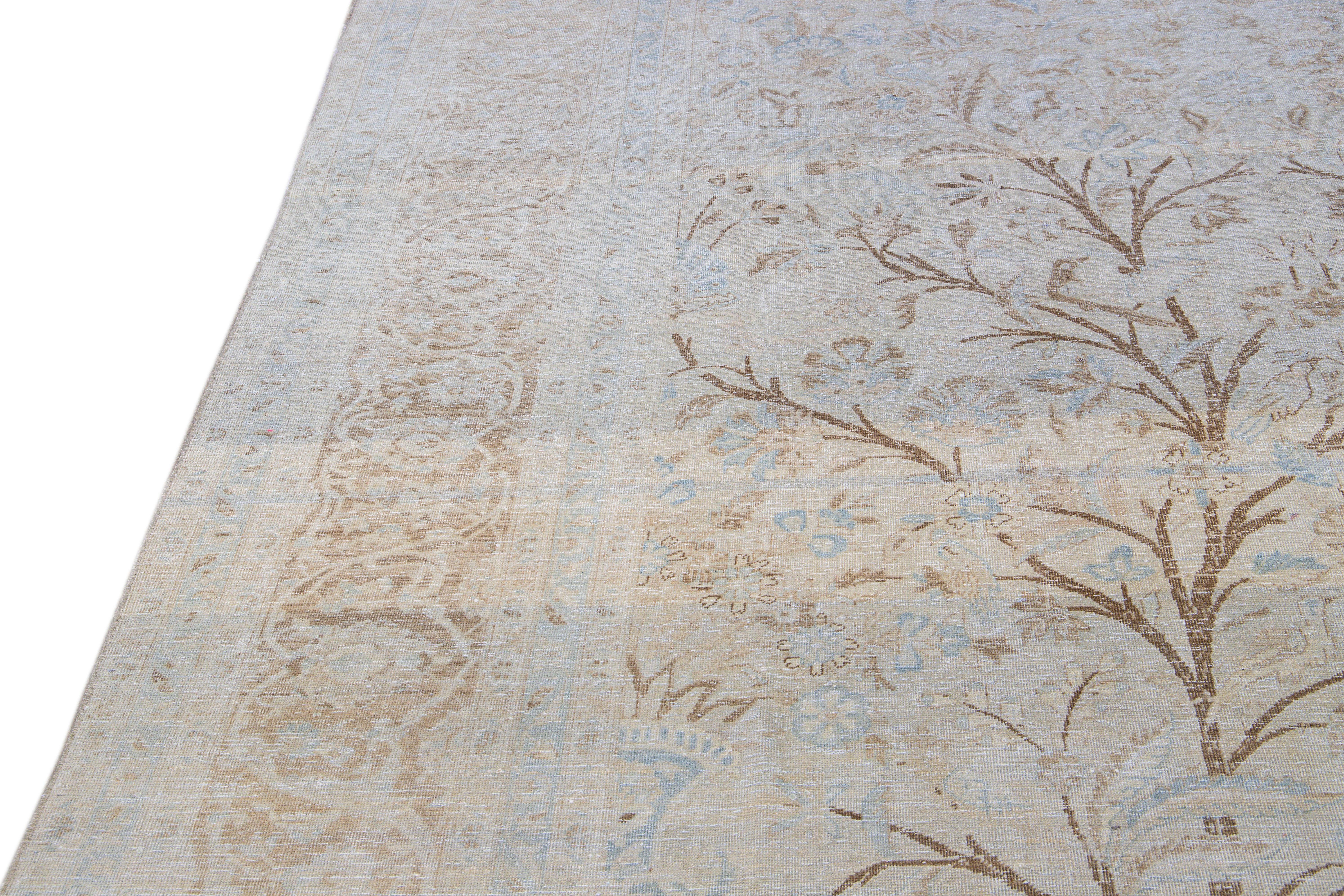Perse Tapis ancien en laine bleue Tabriz, fait à la main et conçu de manière botanique en vente