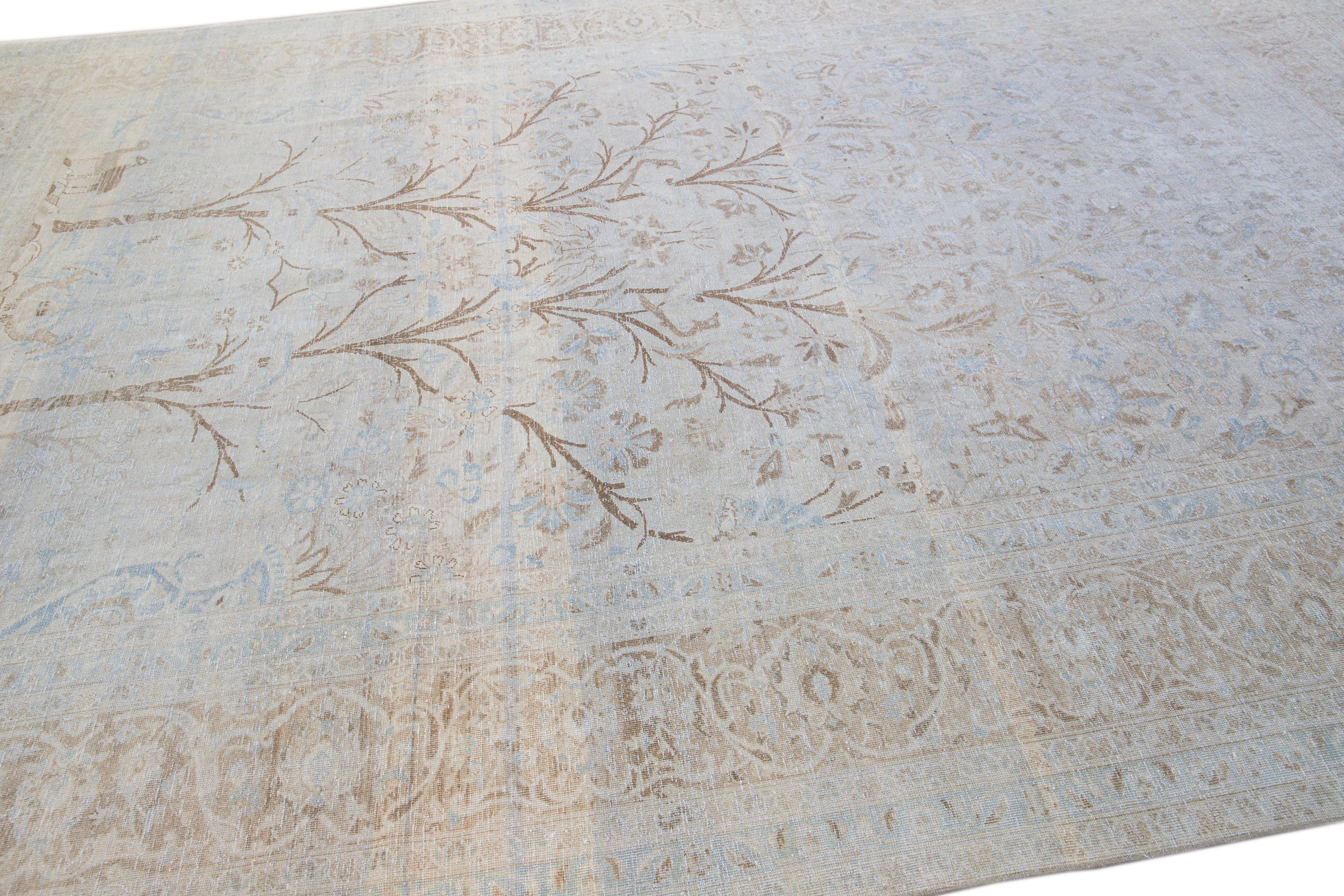 Tapis ancien en laine bleue Tabriz, fait à la main et conçu de manière botanique en vente 1
