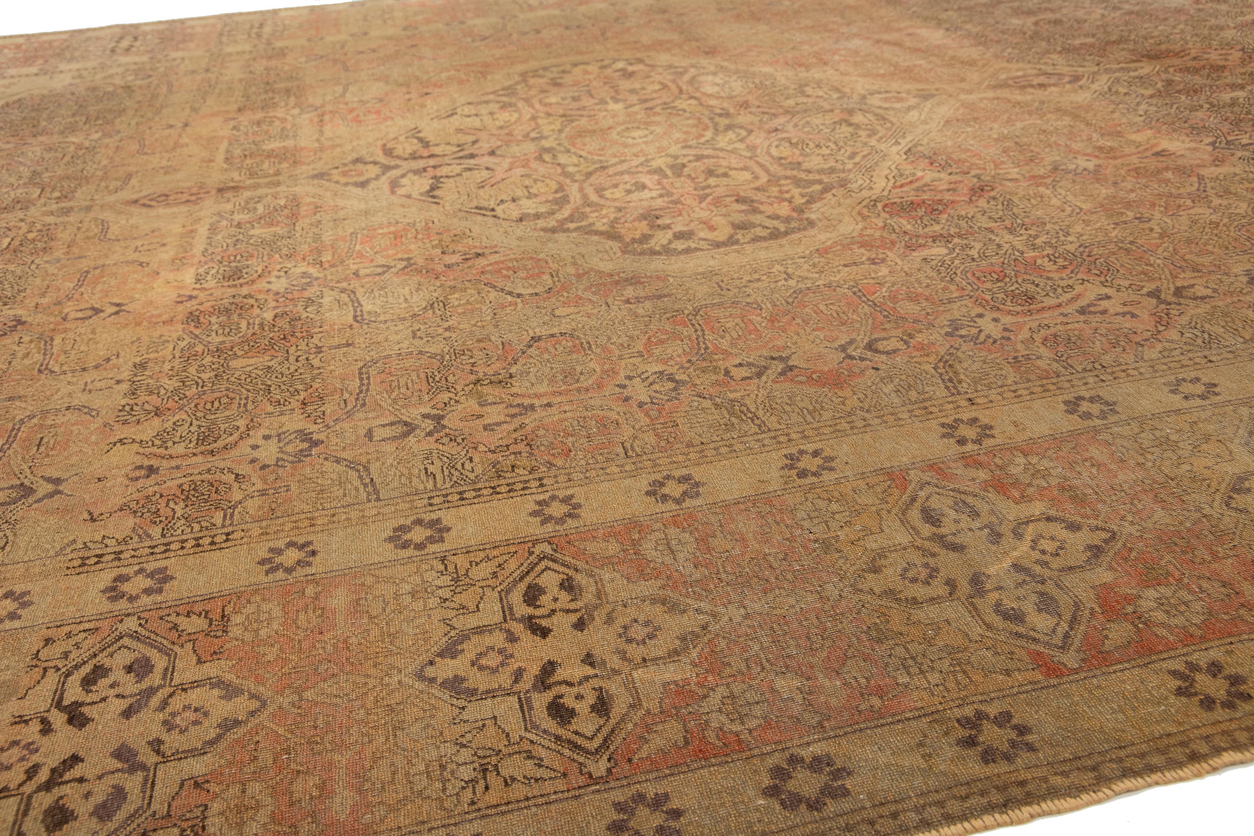 Antiker handgefertigter brauner Teppich aus persischer Wolle mit Medaillonmuster aus Täbris im Angebot 3