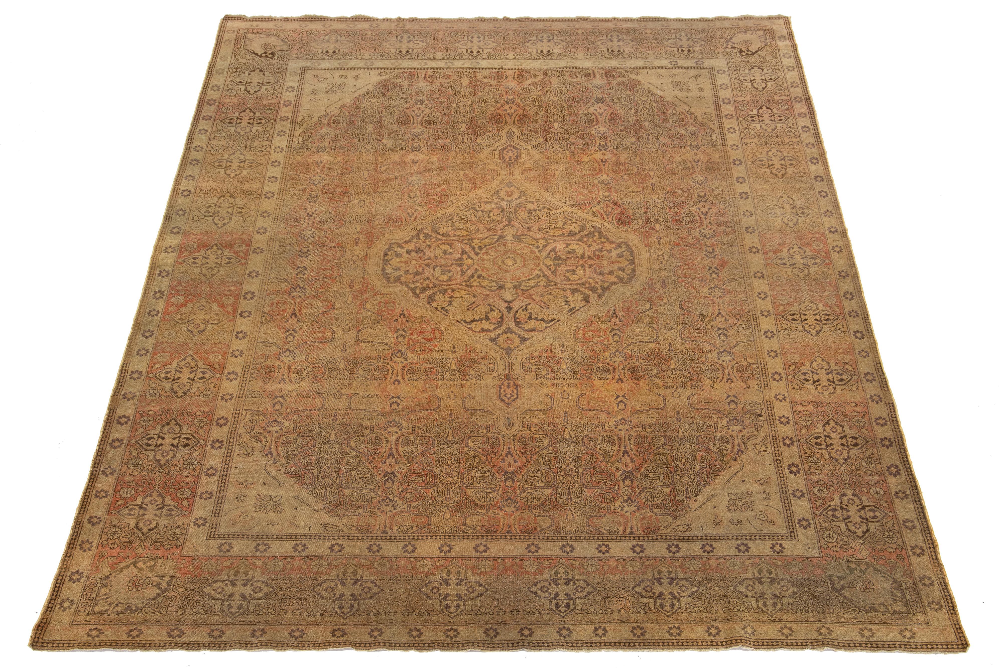 Schöne antike Tabriz handgeknüpften Wollteppich mit dem tan Feld. Dieses persische Stück hat einen verrosteten Rahmen und setzt traditionelle Akzente mit einem floralen All-Over-Medaillon-Design.

Dieser Teppich misst: 9'1