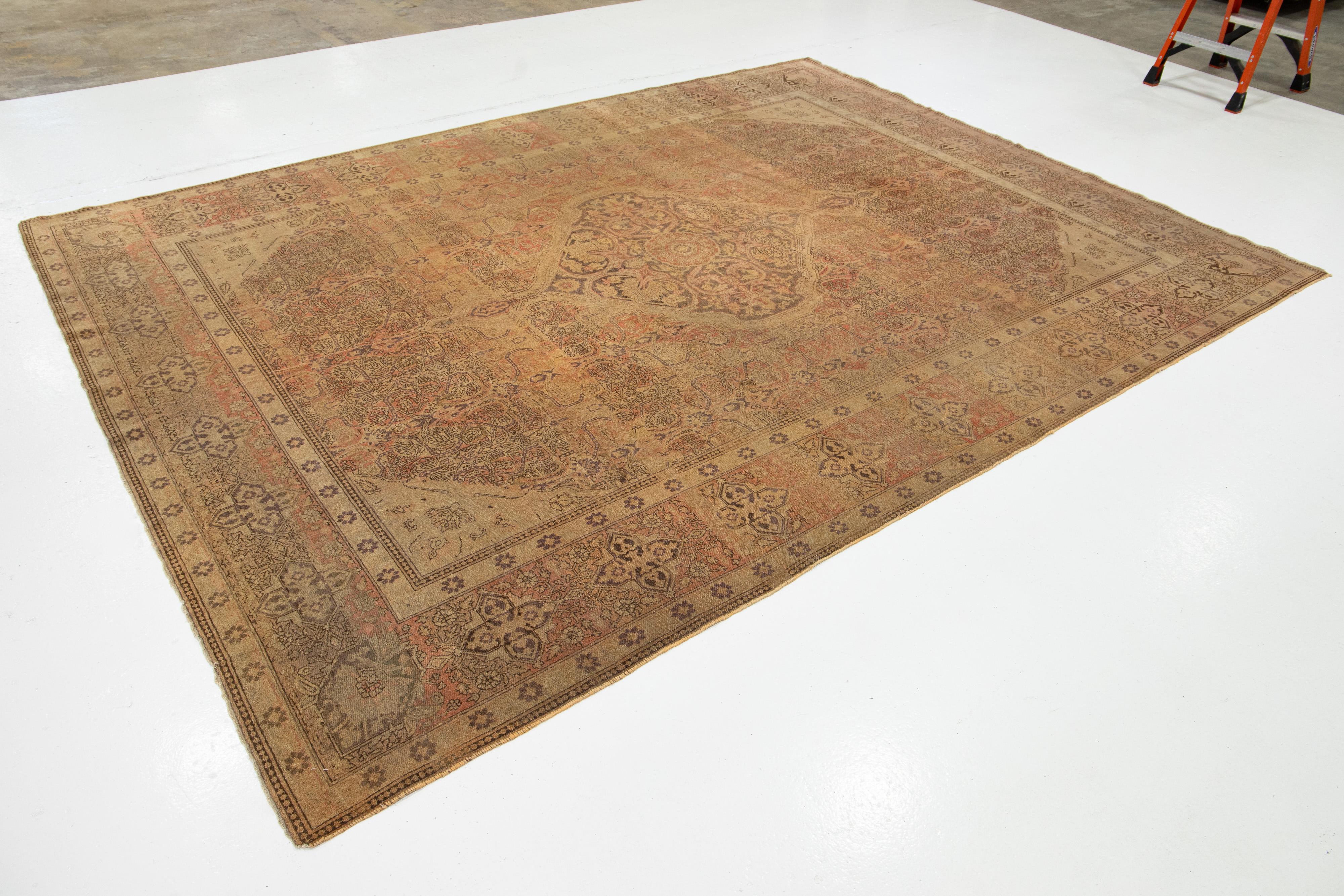 Antiker handgefertigter brauner Teppich aus persischer Wolle mit Medaillonmuster aus Täbris (Tabriz) im Angebot