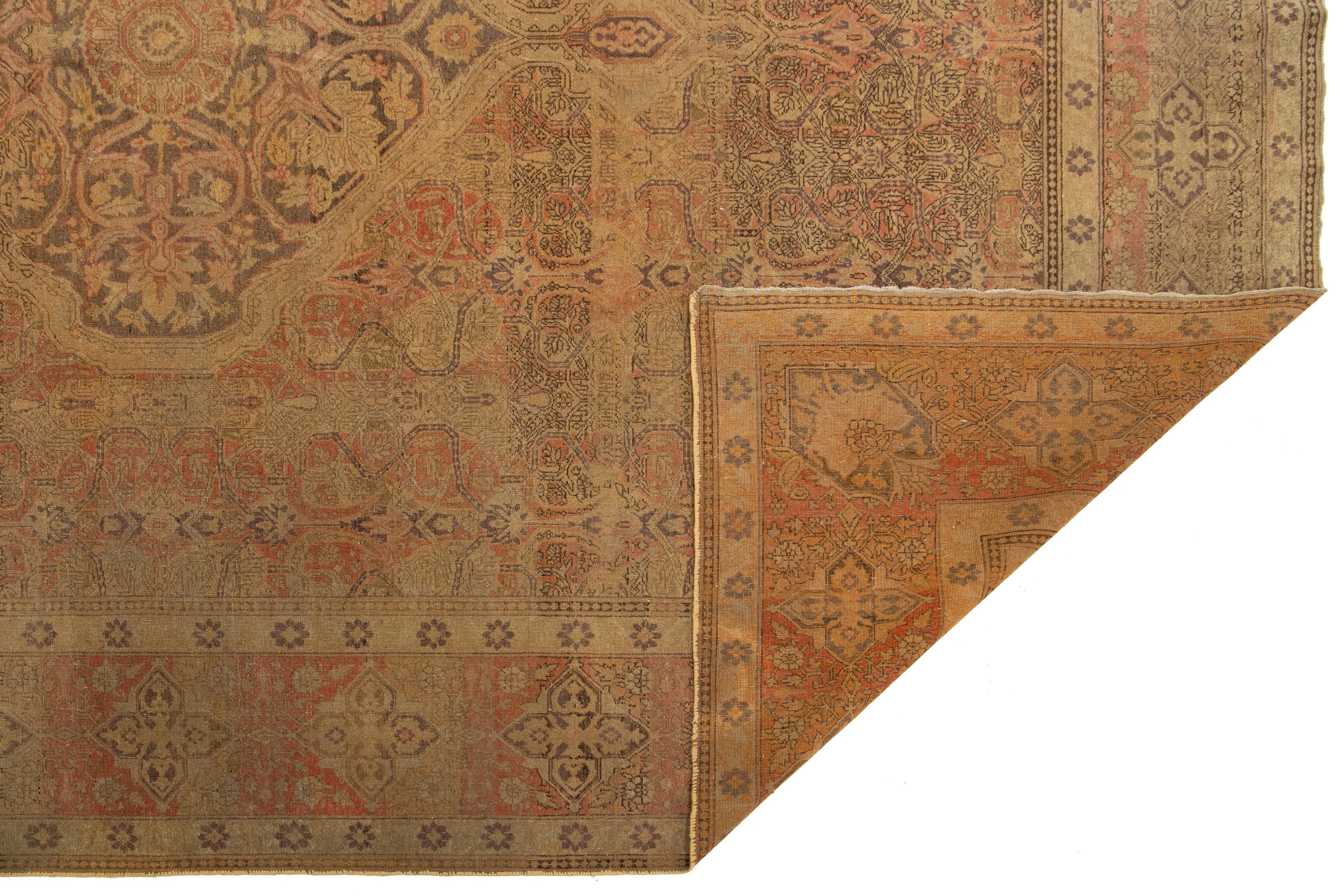 Antiker handgefertigter brauner Teppich aus persischer Wolle mit Medaillonmuster aus Täbris (Persisch) im Angebot