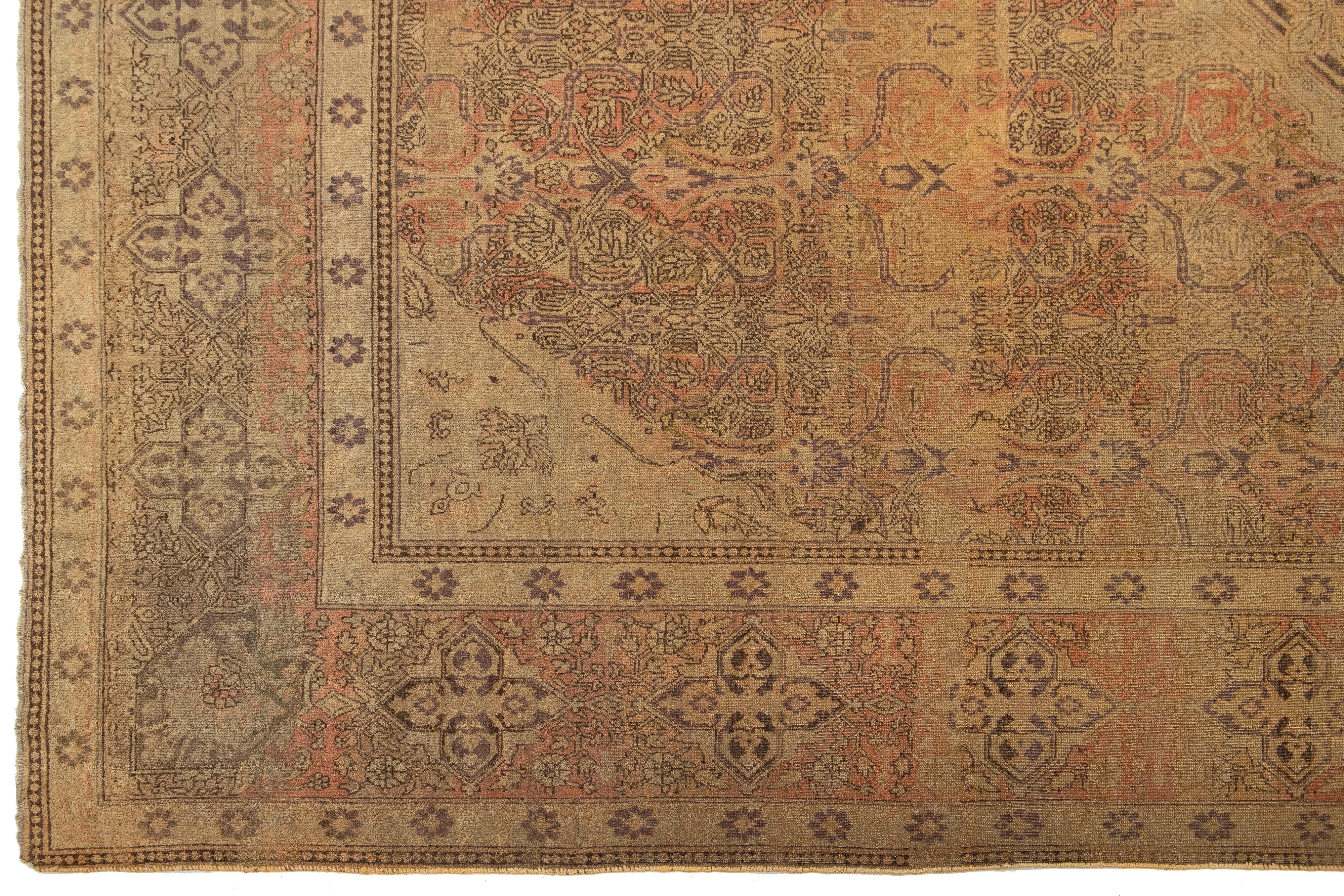Antiker handgefertigter brauner Teppich aus persischer Wolle mit Medaillonmuster aus Täbris im Angebot 1