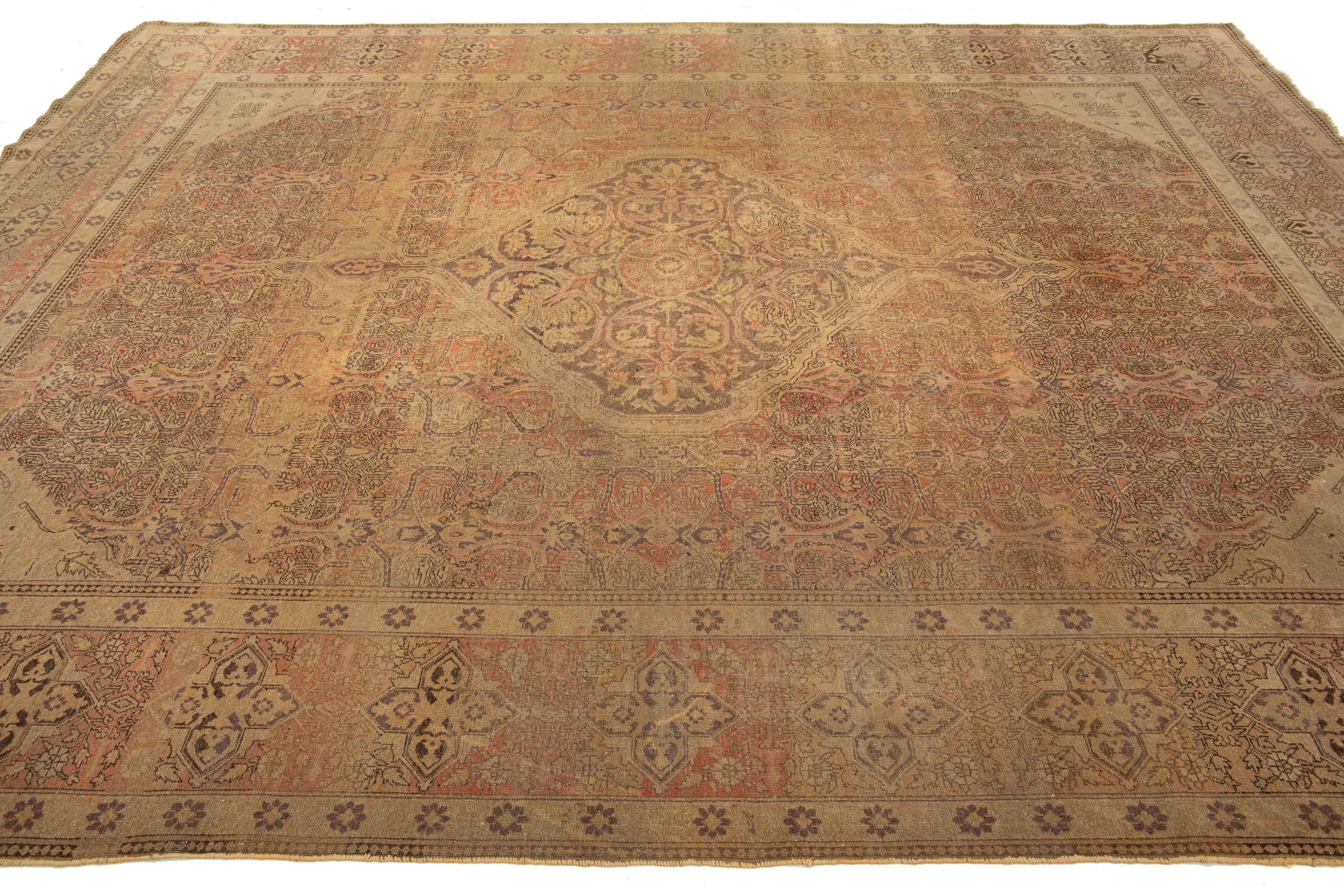 Antiker handgefertigter brauner Teppich aus persischer Wolle mit Medaillonmuster aus Täbris im Angebot 2
