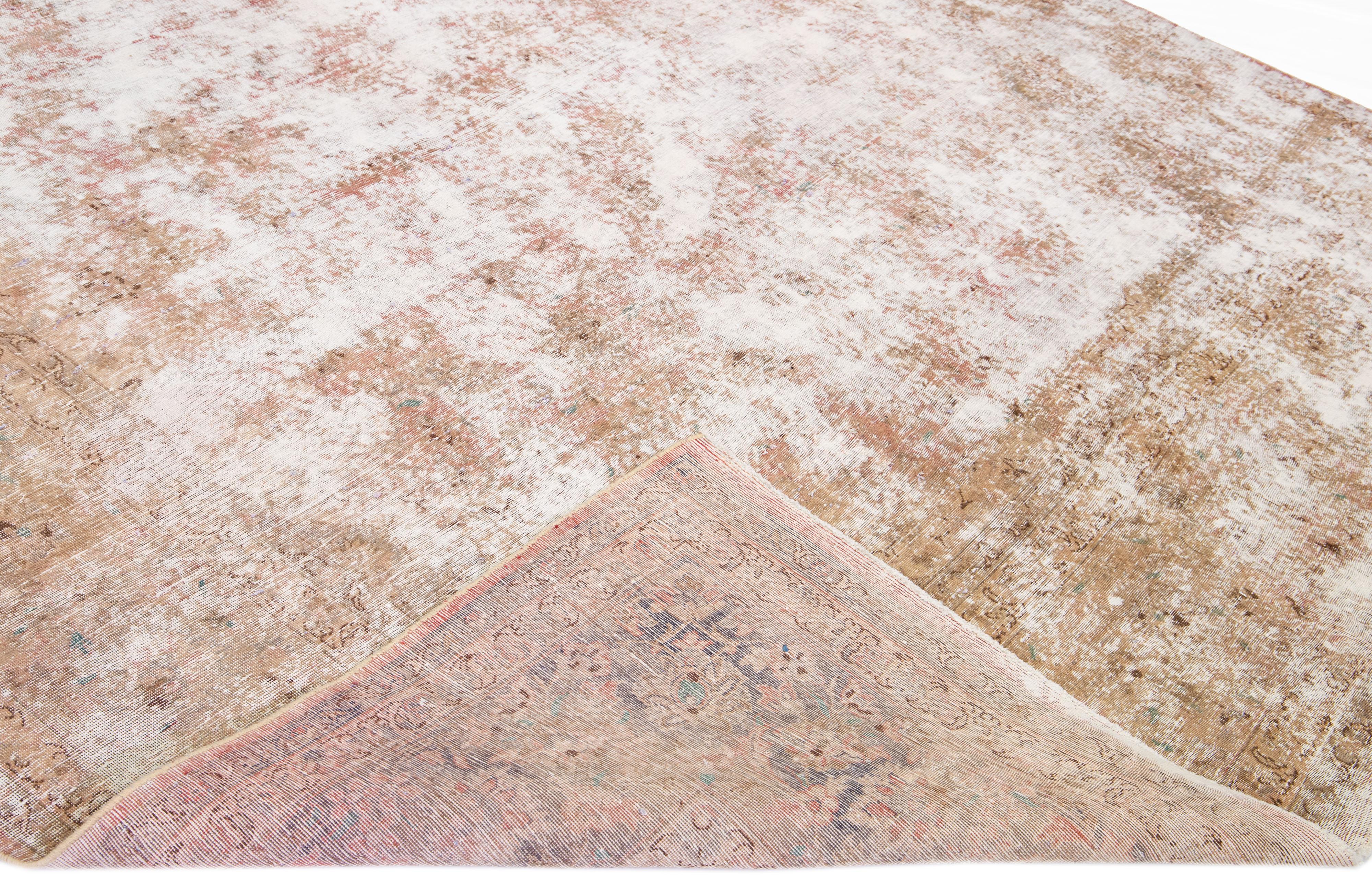 Magnifique tapis ancien en laine Tabriz, noué à la main et de grande taille. Ce tapis présente un champ de couleur rouille avec des accents blanc cassé sur l'ensemble du motif en détresse.

Ce tapis mesure 9' 4' x 19' 4
