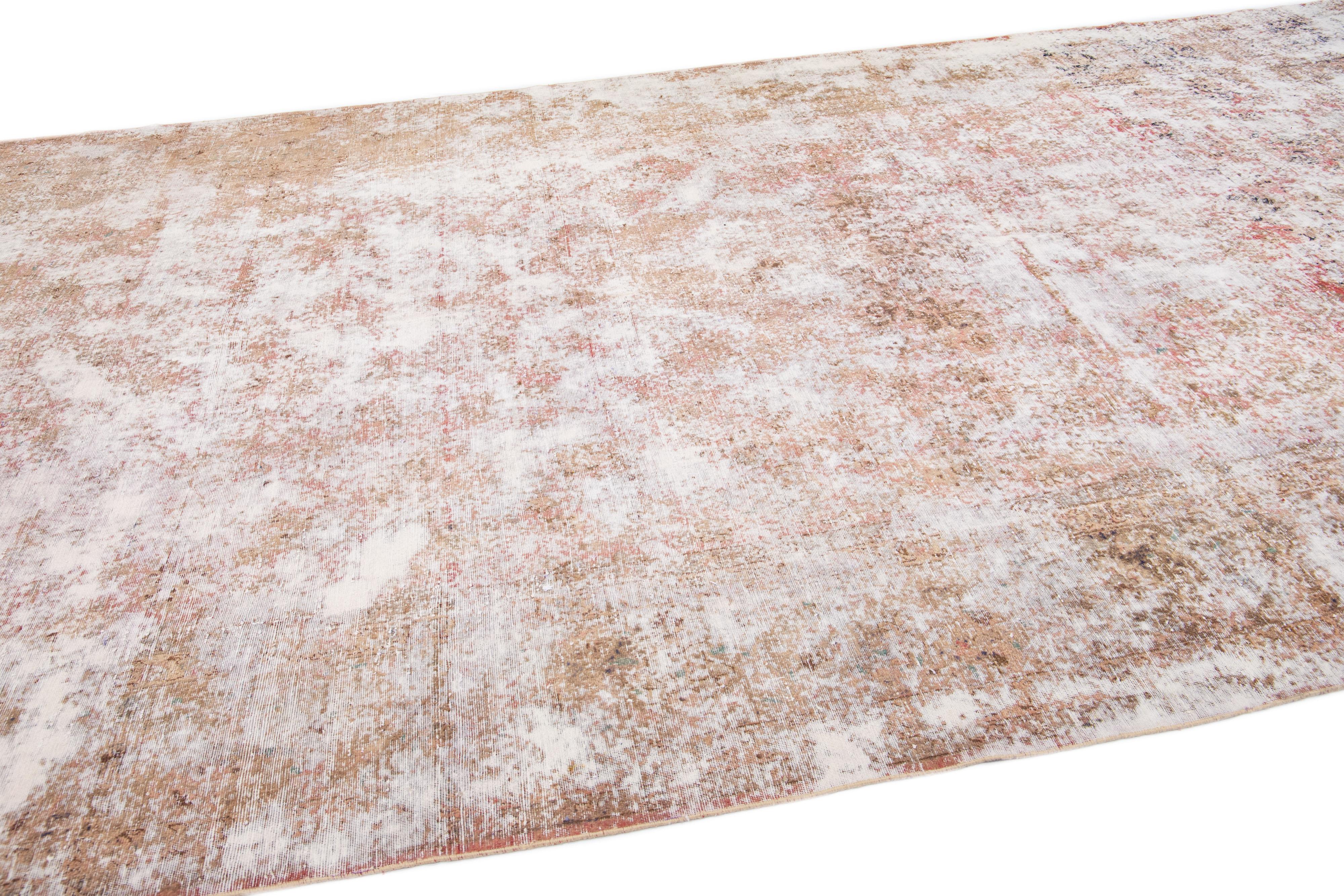 Antiker, handgefertigter, rostfarbener Teppich aus persischer Wolle aus Täbris im Zustand „Starke Gebrauchsspuren“ im Angebot in Norwalk, CT