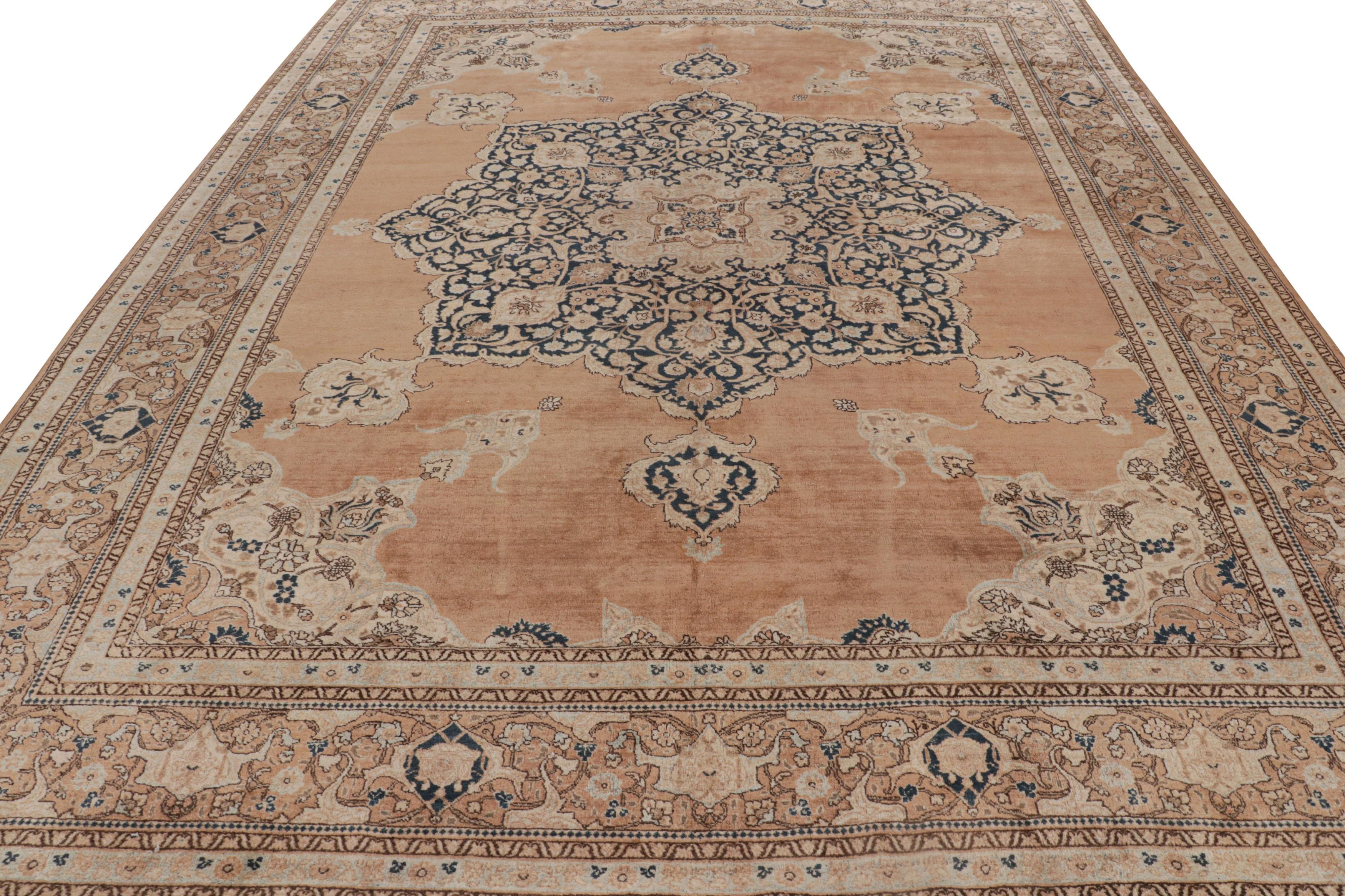 Persiano Tappeto floreale persiano Tabriz antico con medaglione in lana beige, marrone e blu in vendita