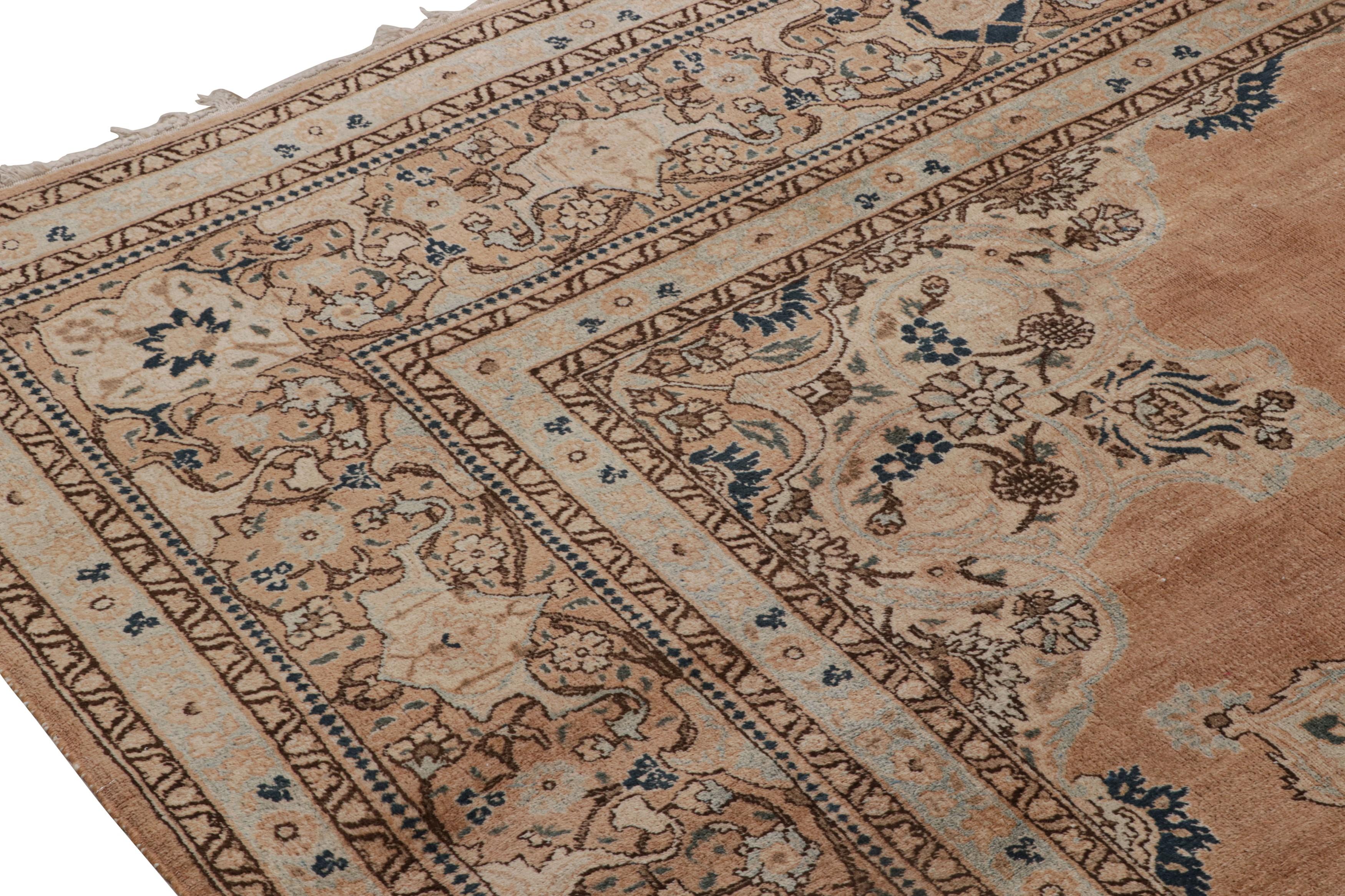 Annodato a mano Tappeto floreale persiano Tabriz antico con medaglione in lana beige, marrone e blu in vendita