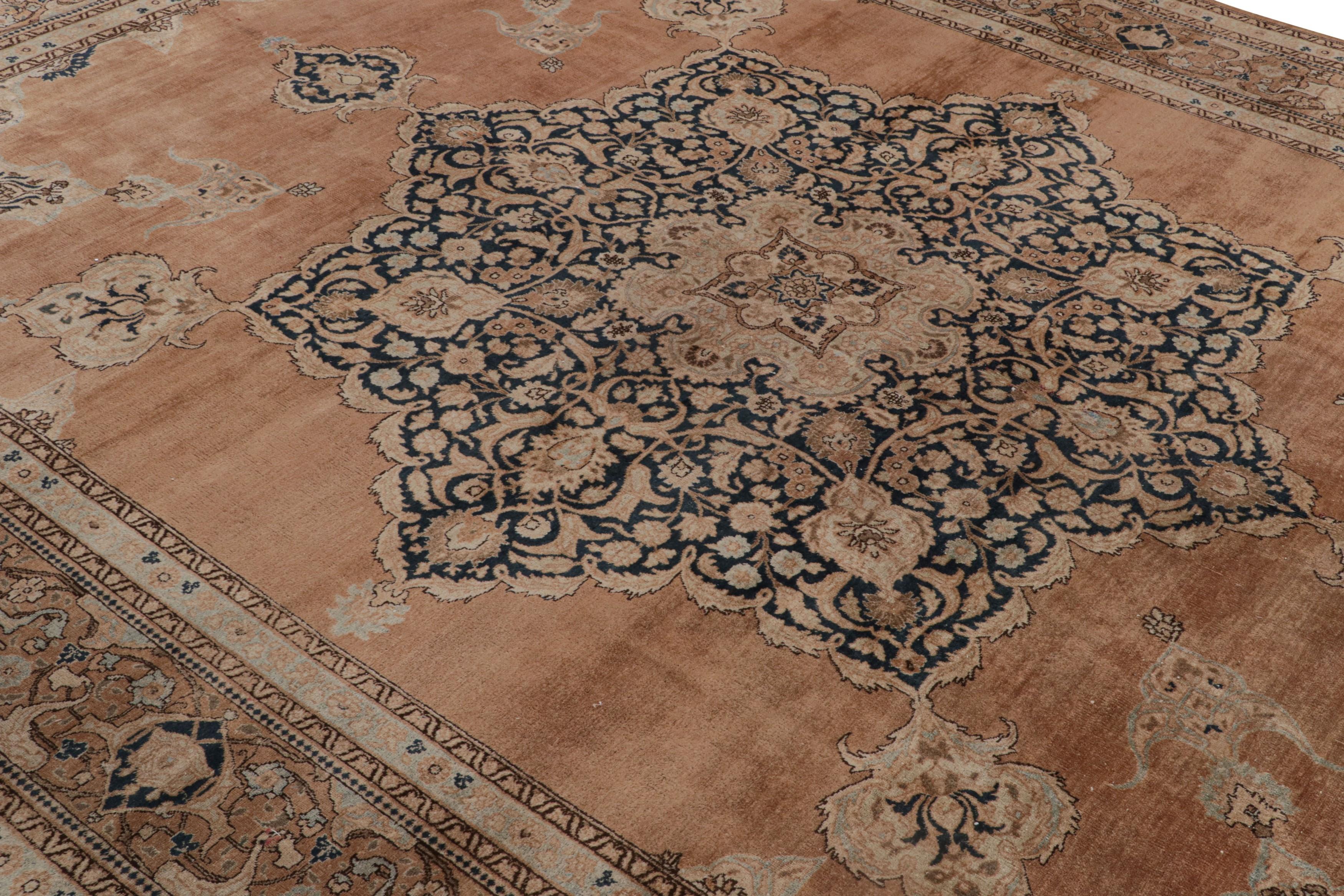 Tappeto floreale persiano Tabriz antico con medaglione in lana beige, marrone e blu In condizioni buone in vendita a Long Island City, NY