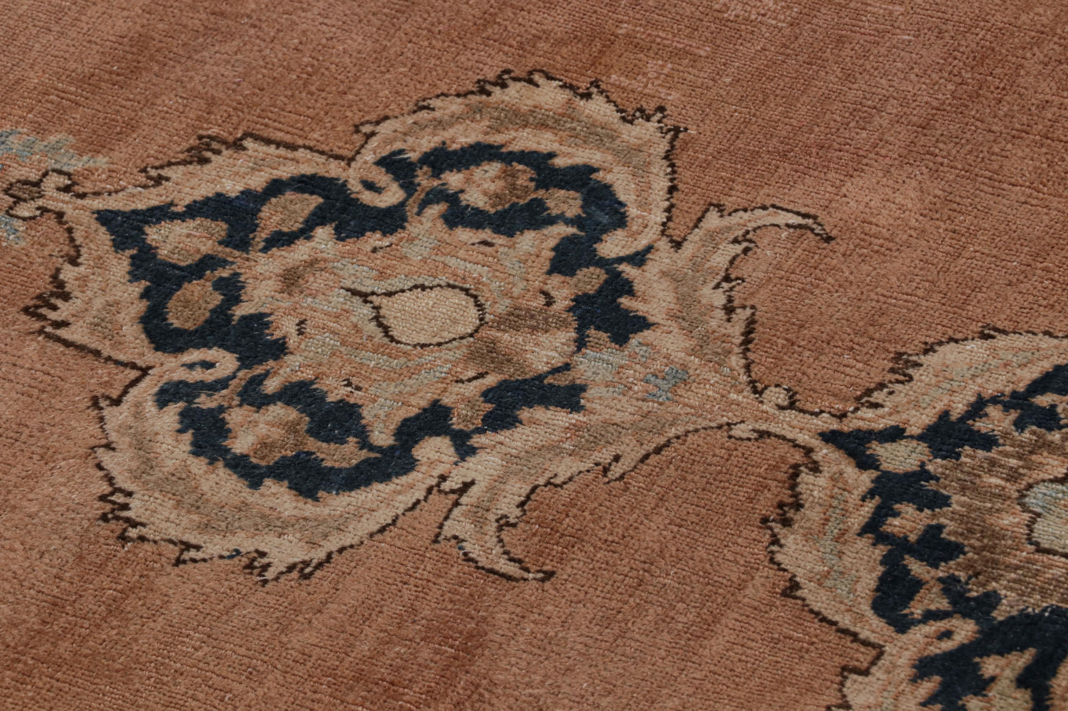 Inizio XX secolo Tappeto floreale persiano Tabriz antico con medaglione in lana beige, marrone e blu in vendita
