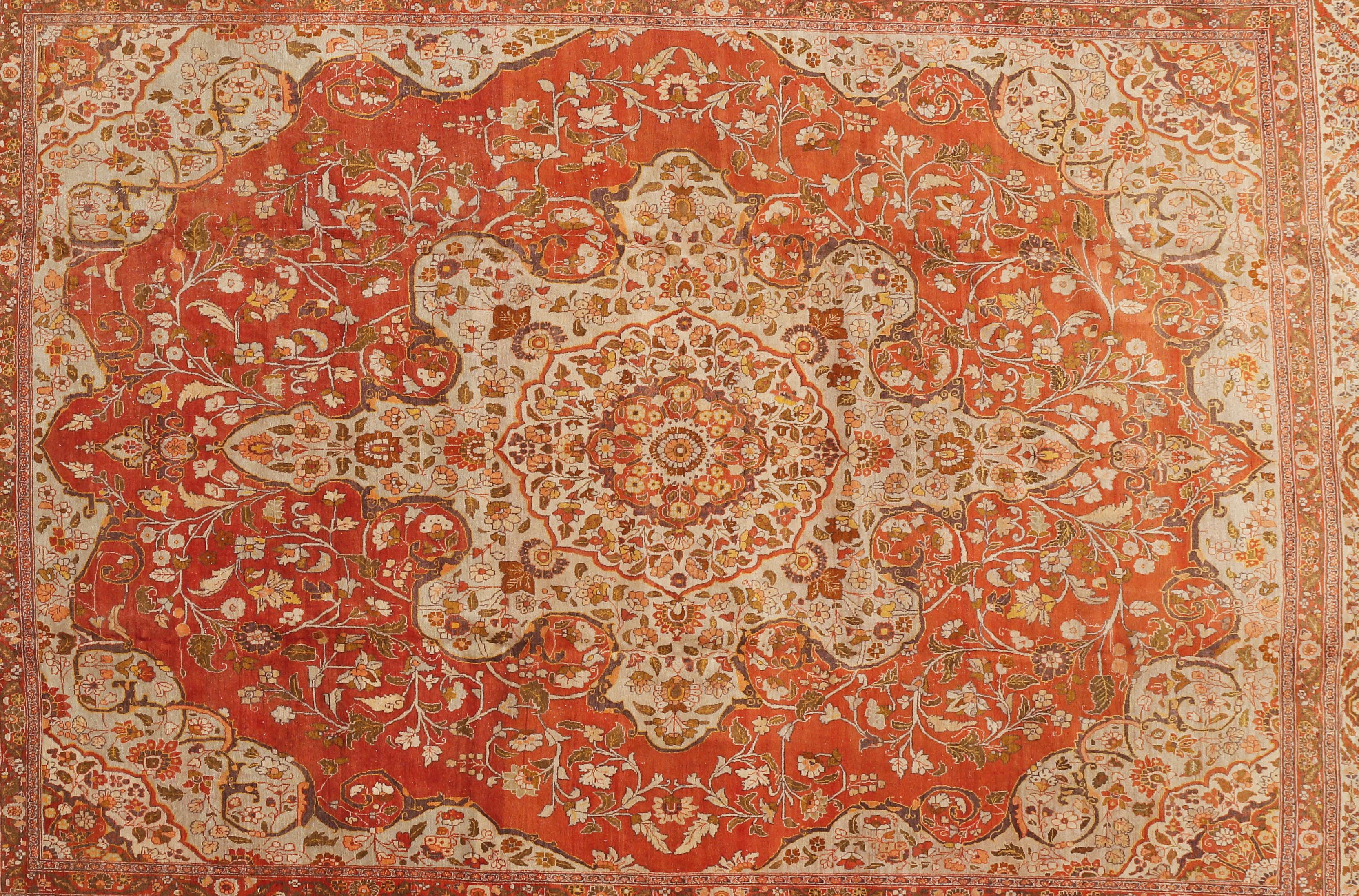 La renaissance de la tradition du tapis persan a eu lieu au cours du dernier quart du dix-neuvième siècle, principalement sous l'impulsion des marchands de Tabriz, qui ont transformé ce qui était à l'origine une industrie artisanale en un atelier de