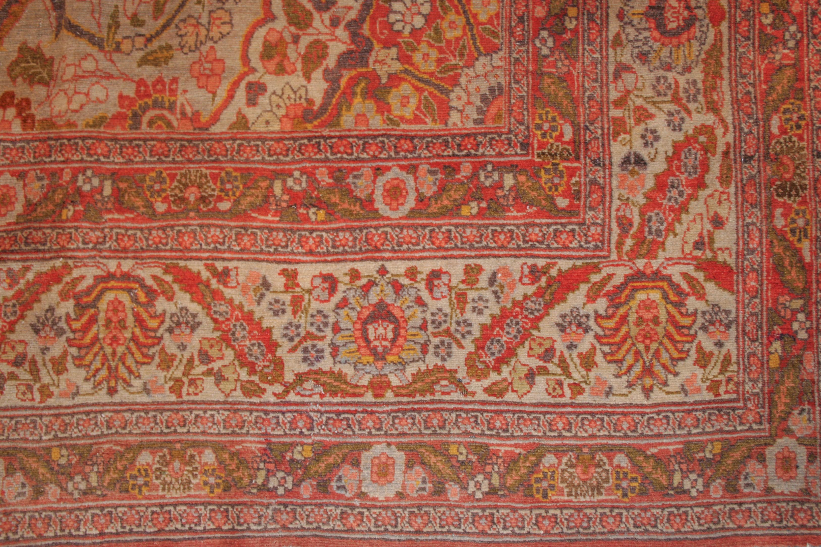 Noué à la main Tapis Tabriz ancien sur fond terre cuite douce et bleu pâle en vente