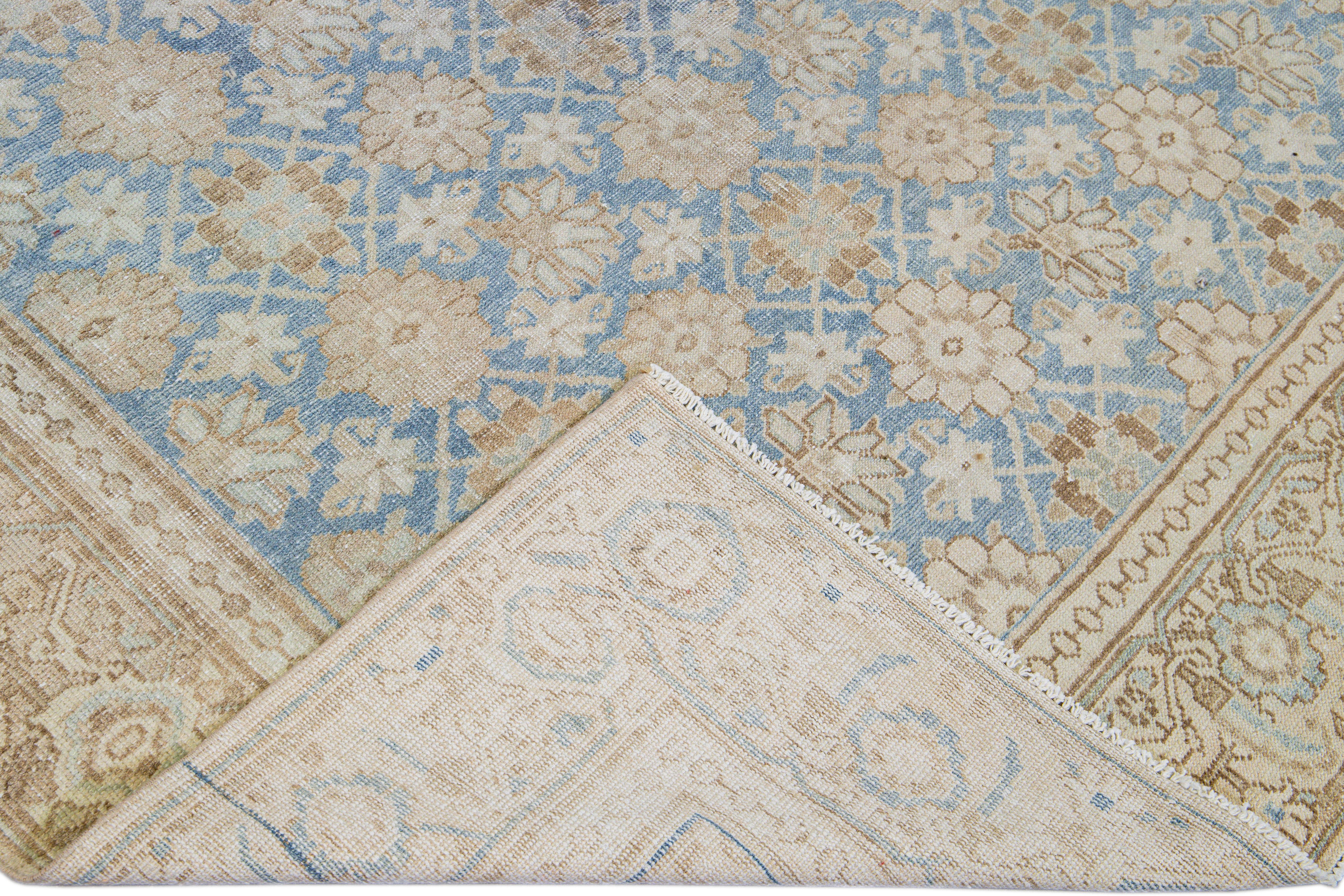 Magnifique tapis Tabriz antique en laine nouée à la main avec un champ bleu. Ce tapis persan a un cadre beige et est rehaussé d'un magnifique motif floral.

Ce tapis mesure : 7' x 10'.

Nos tapis sont nettoyés par des professionnels avant d'être
