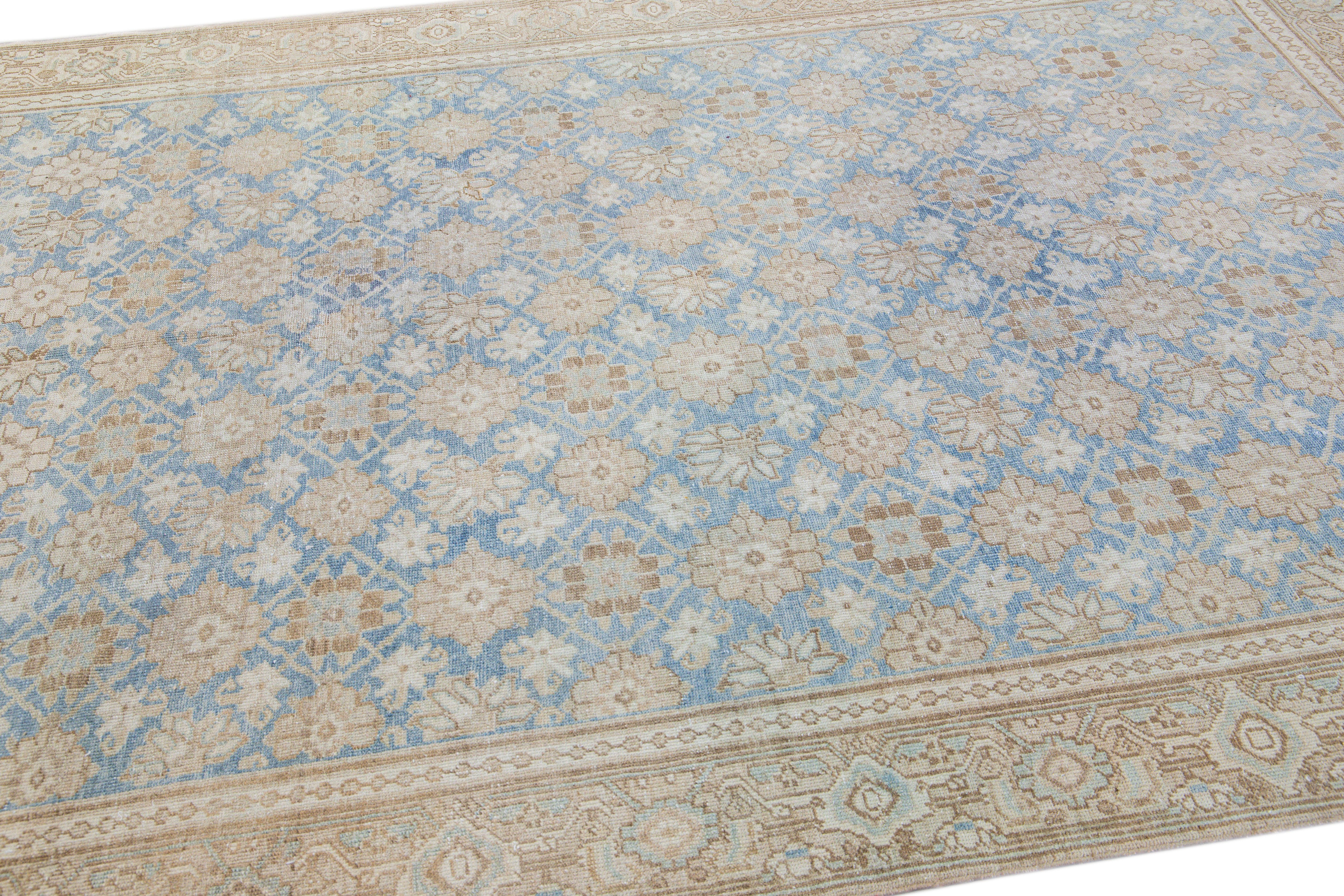 Noué à la main Ancien tapis persan bleu Tabriz en laine fait à la main à motif floral en vente
