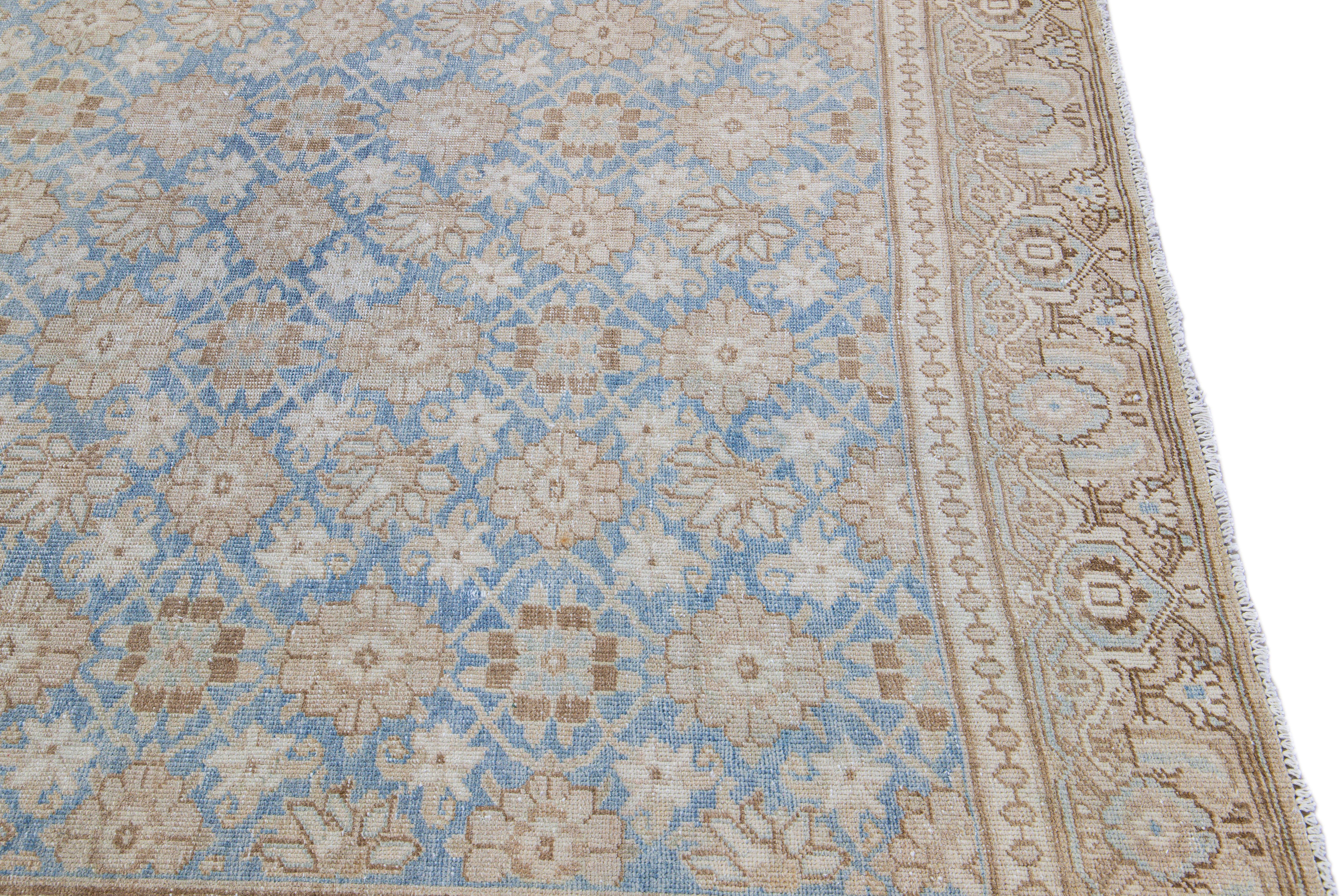 Ancien tapis persan bleu Tabriz en laine fait à la main à motif floral en vente 1