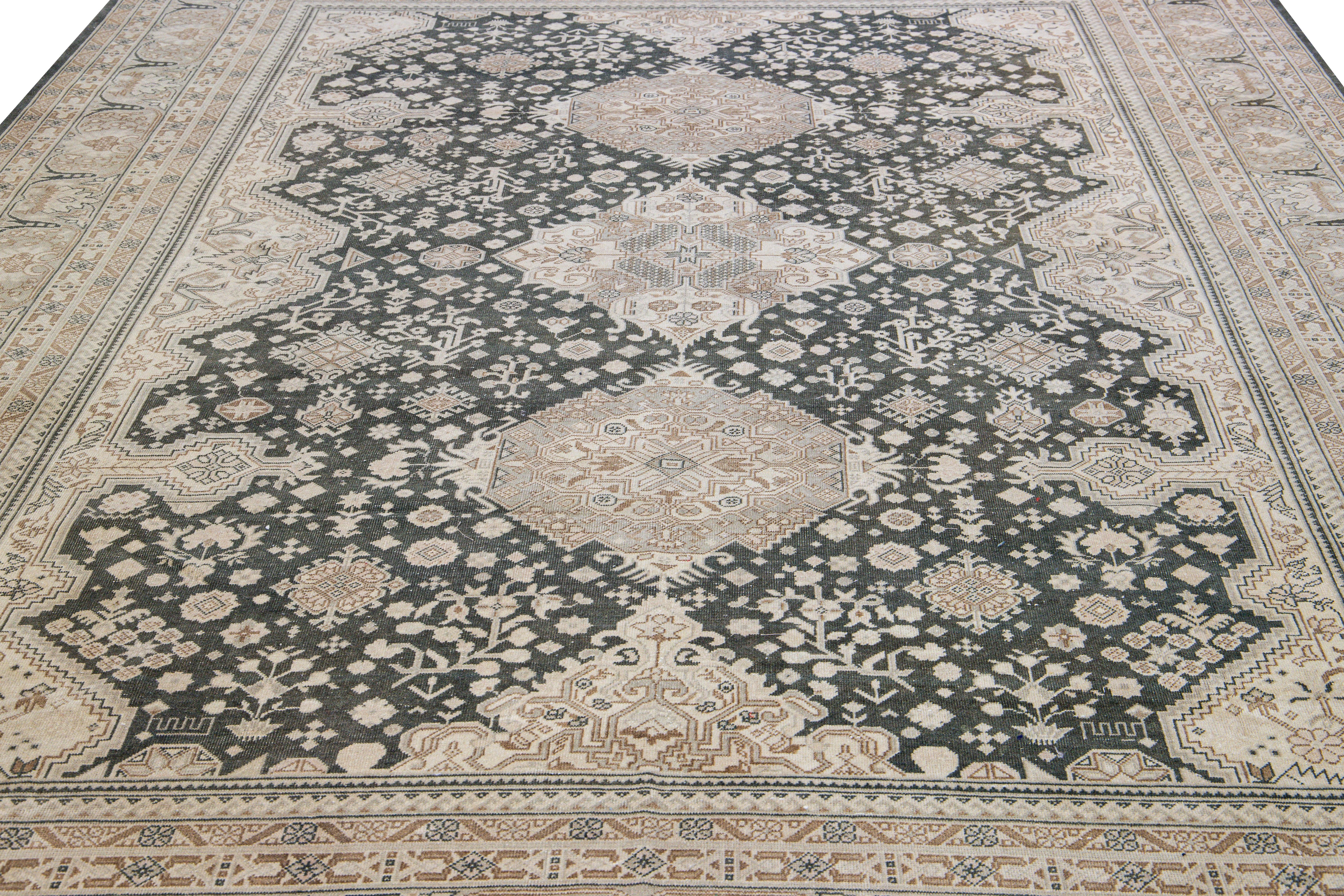 Antiker handgefertigter antiker Täbris-Perserteppich aus Wolle mit Stammesmedaillon in Grau und Beige (Islamisch) im Angebot