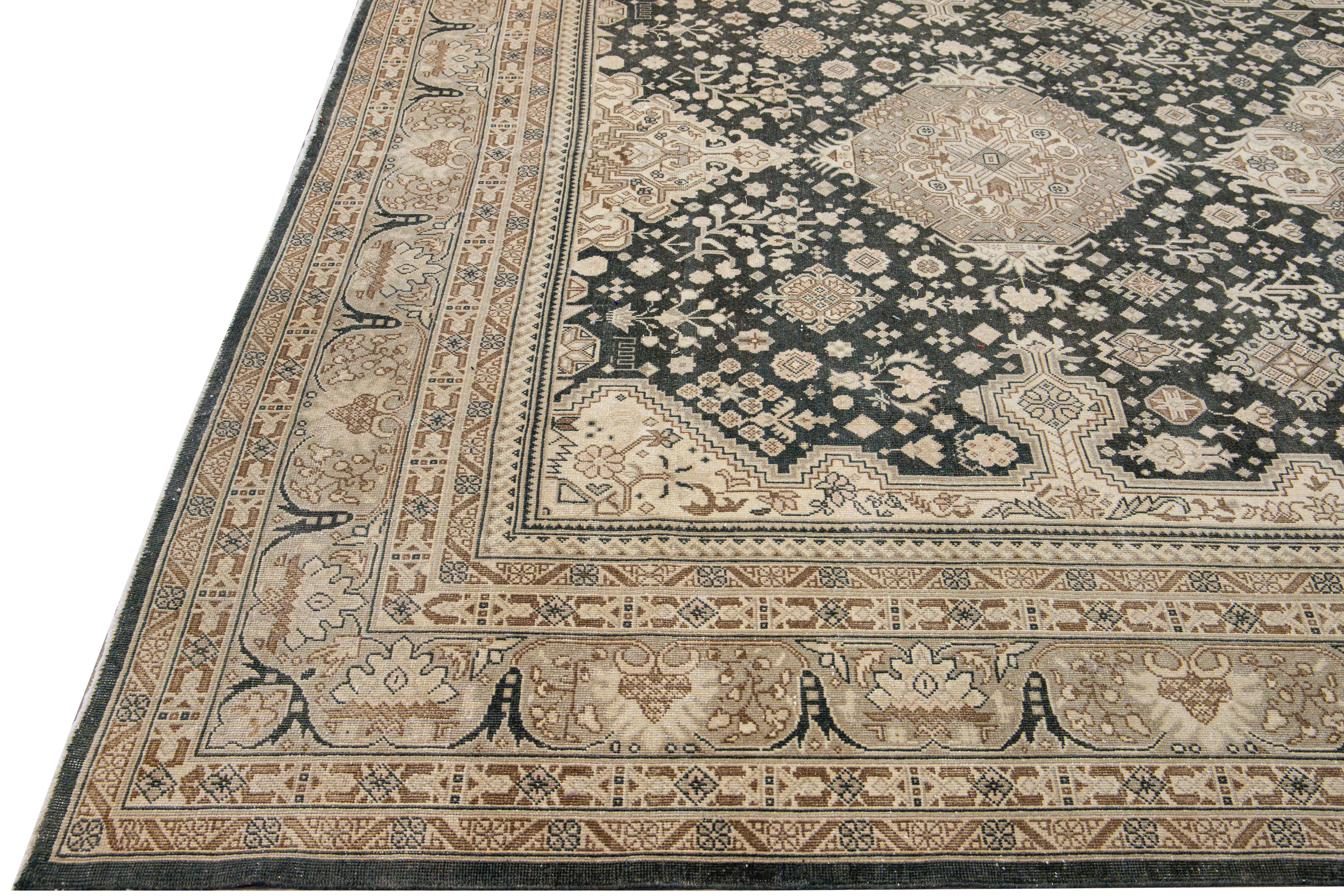Antiker handgefertigter antiker Täbris-Perserteppich aus Wolle mit Stammesmedaillon in Grau und Beige (Persisch) im Angebot