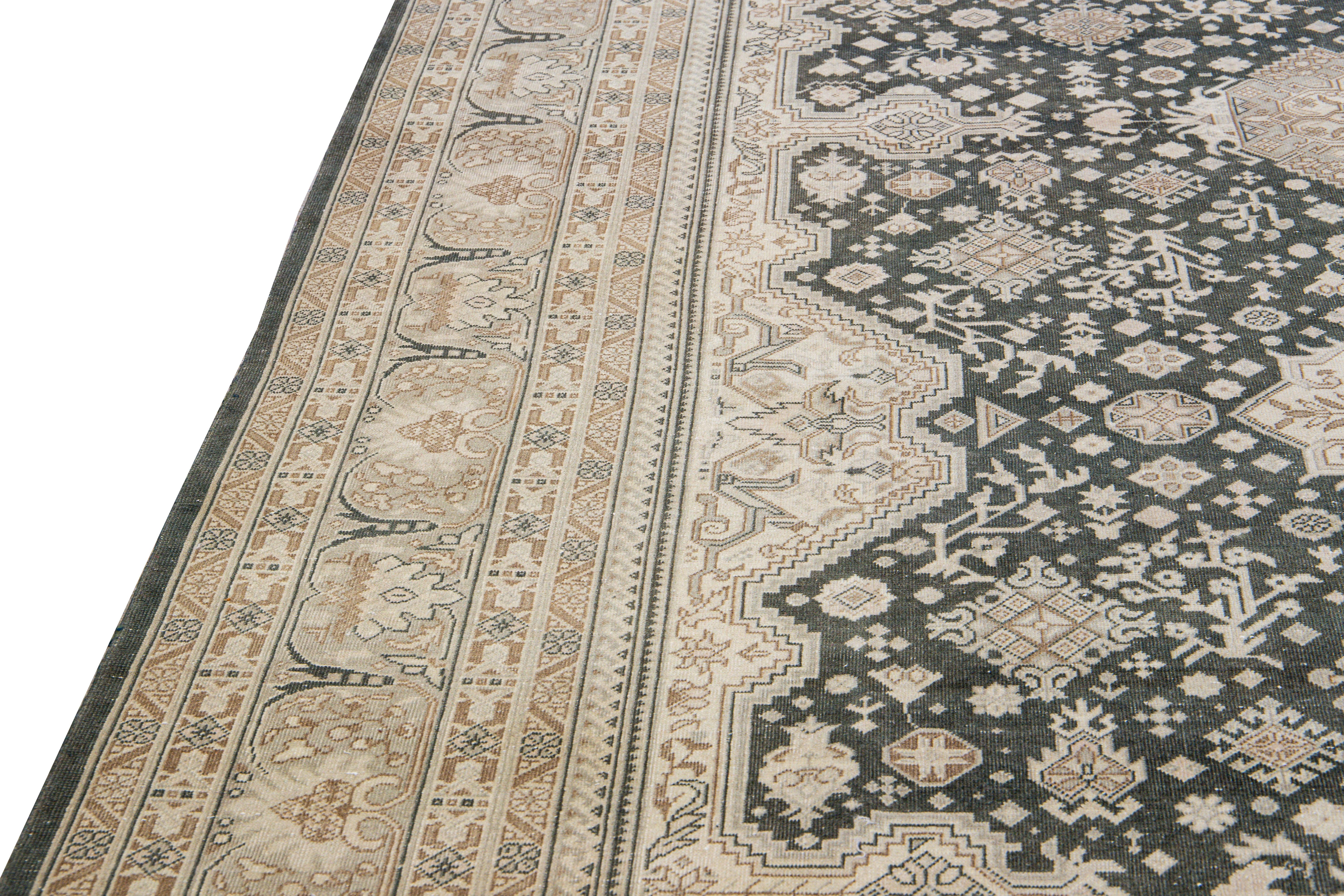 Antiker handgefertigter antiker Täbris-Perserteppich aus Wolle mit Stammesmedaillon in Grau und Beige im Angebot 1