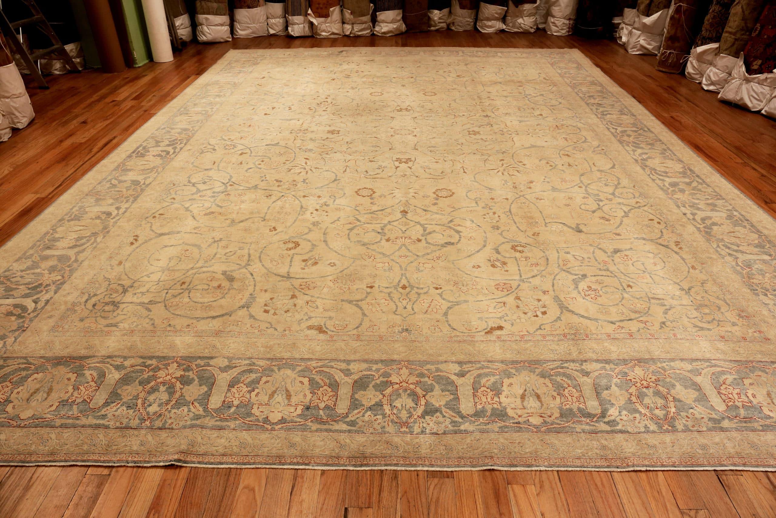 Antique Tabriz Persian Large Rug. Size: 14 ft x 19 ft 6 in For Sale 1