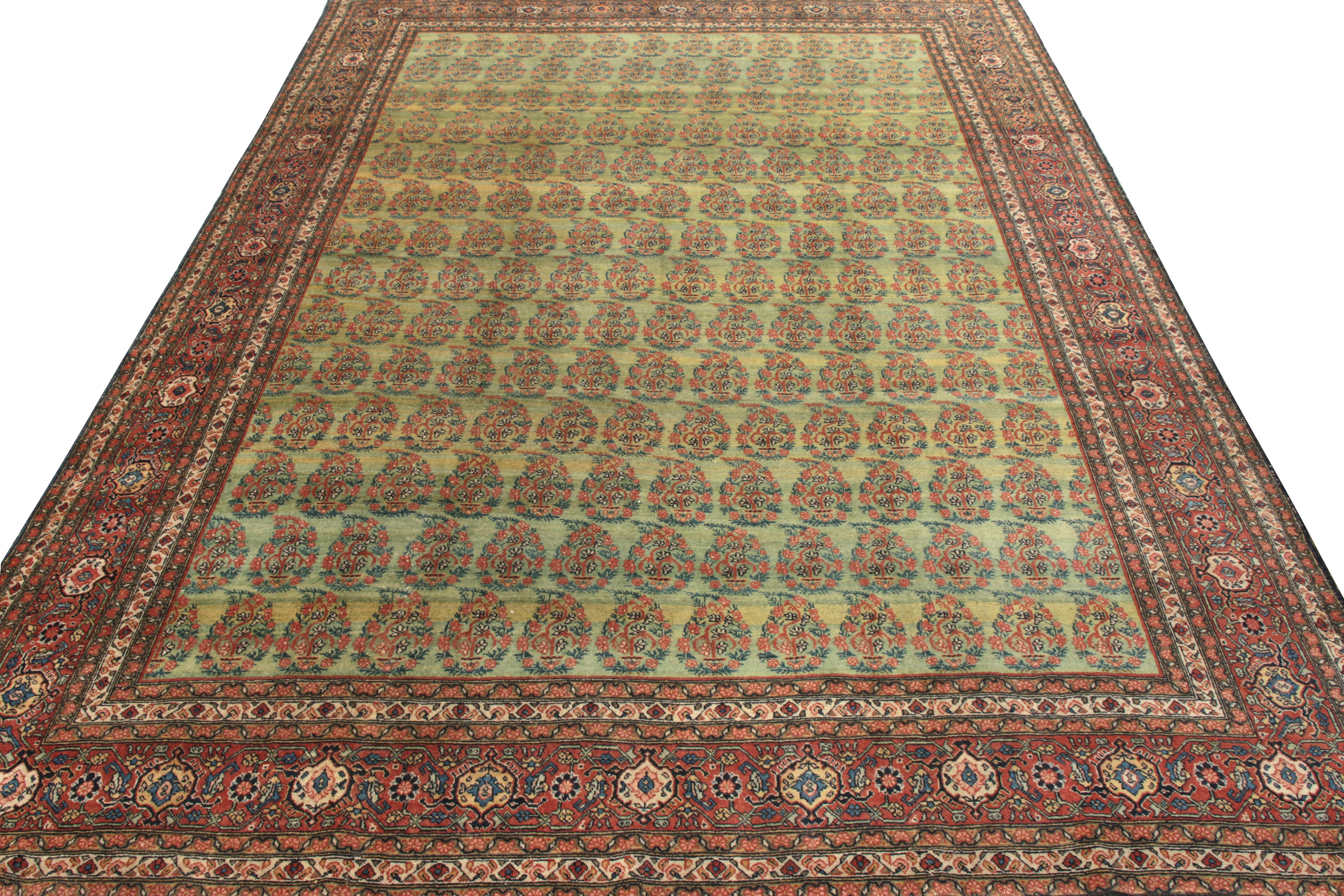 Noué à la main en laine, ce gigantesque tapis persan Tabriz 9x12, datant d'environ 1890-1900, est une entrée glorieuse dans la collection Antique & Vintage de Rug & Kilim. Cette pièce du début du siècle établit un thème floral sur l'échelle où elle