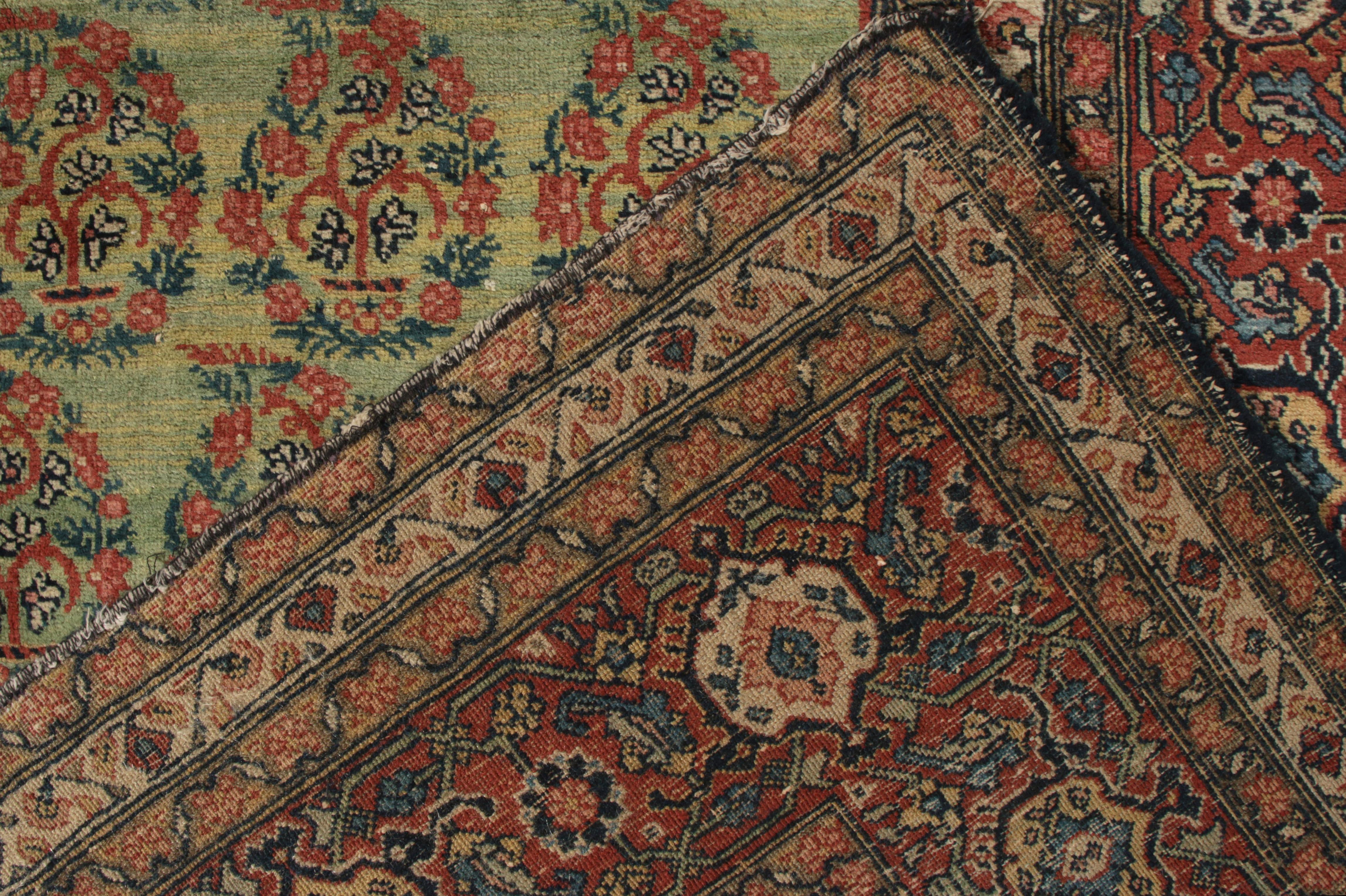 Fin du XIXe siècle Tapis persan ancien de Tabriz à motifs floraux rouges et verts sur toute la surface en vente