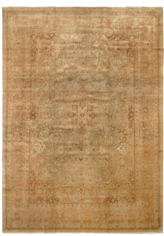 Tappeto persiano Tabriz antico in beigeMedaglione marrone con motivo floreale di Rug & Kilim
